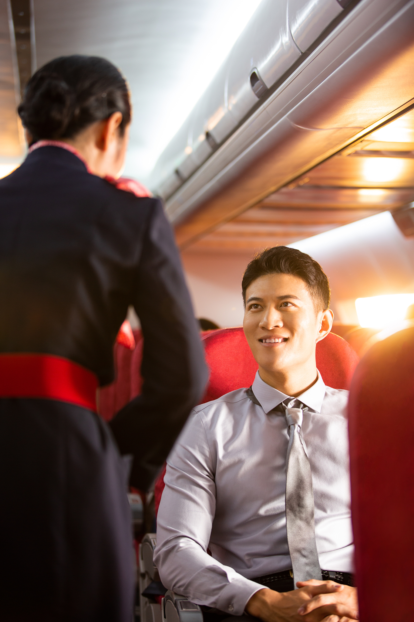 男生适合读空乘专业吗？空乘专业男生的优势和挑战