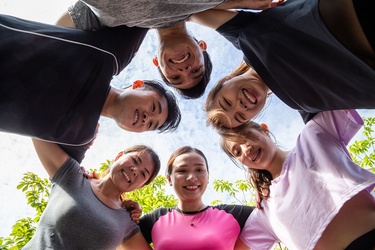 请给我写一个以心理健康为主题舞台剧的剧本时长约十分钟故事内容大概为主角是一个内向腼腆的人在进入大学后在同学和室友的帮助下逐渐变得开朗起来。场景包括教室宿舍食堂。主角为男生有三个舍友