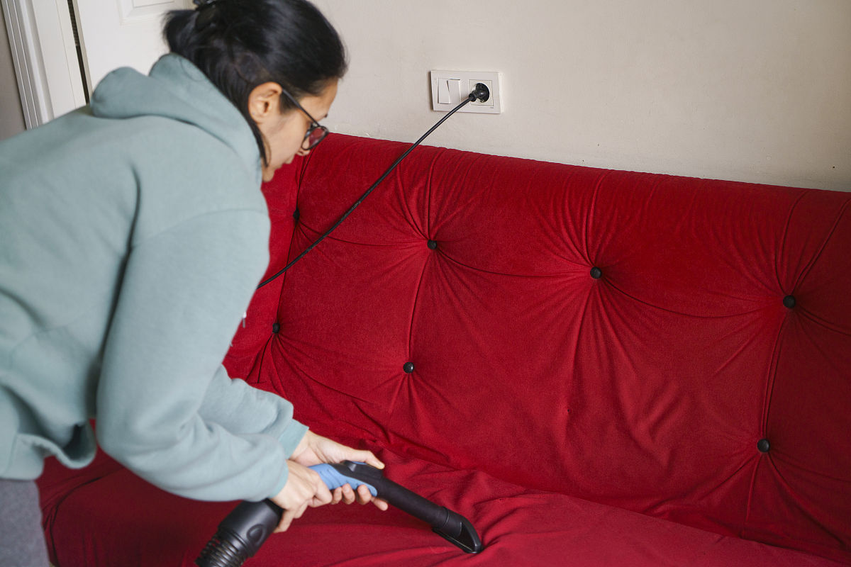 布衣沙发上的黏糊糊的糖水如何去除？我不小心把吃甜品的糖浆弄到沙发上了。