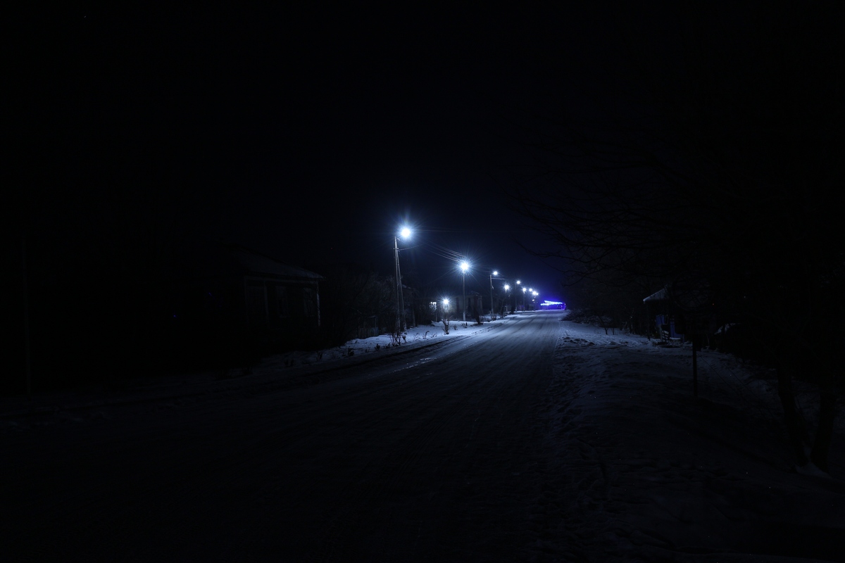 夜晚的街道,有路灯照明