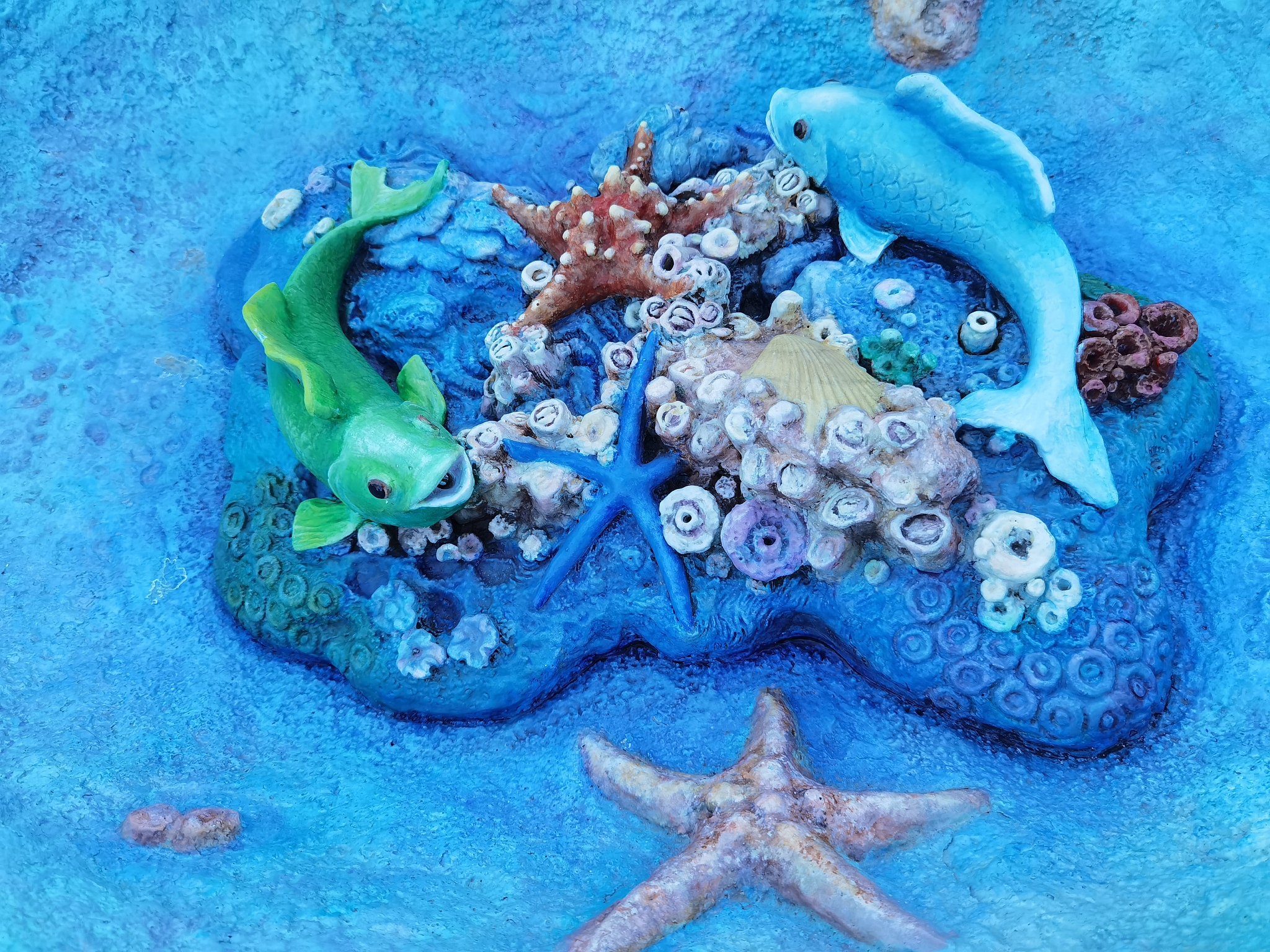 请围绕着海洋中的共生关系写一篇说明文不少于600字