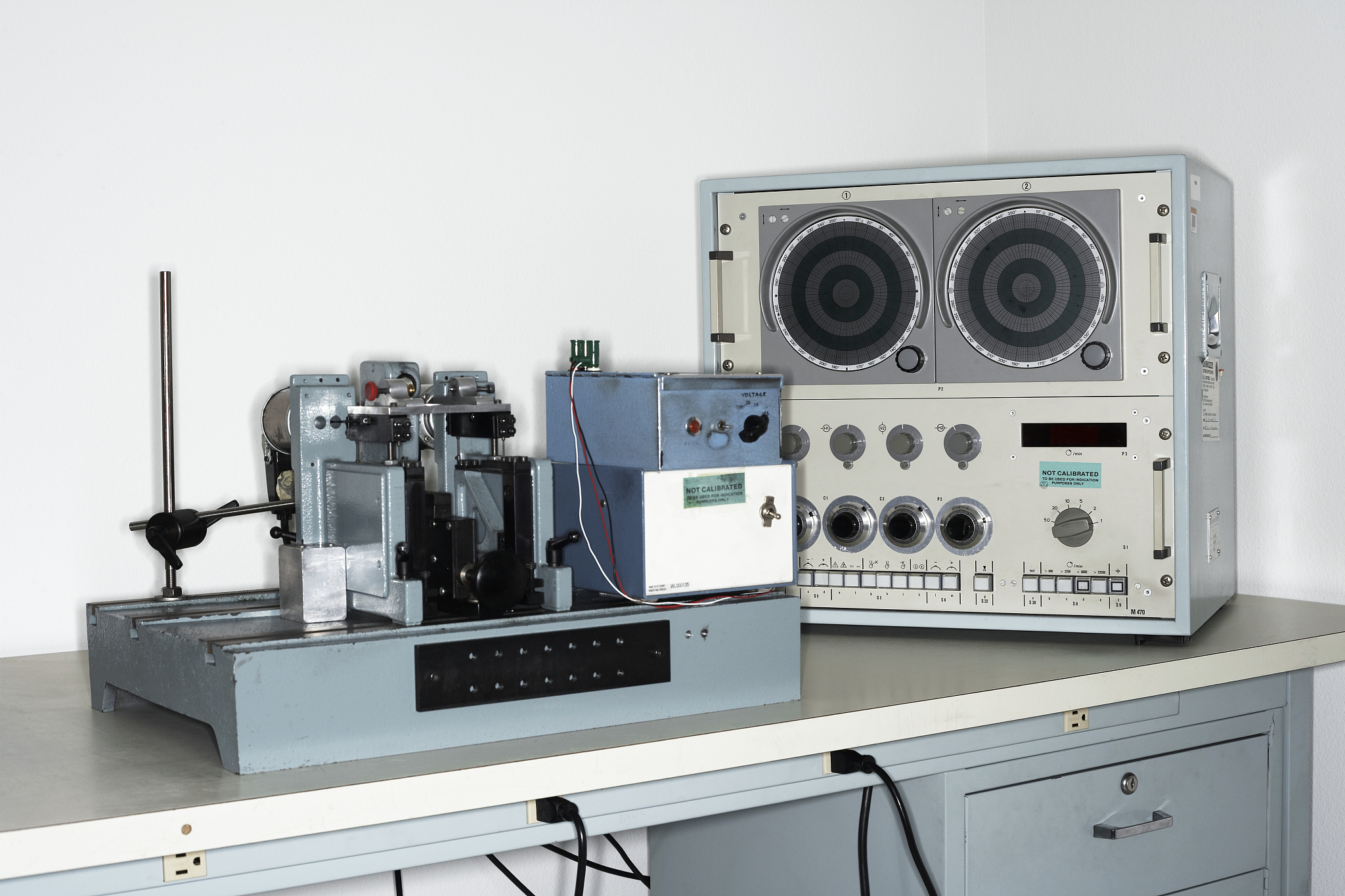 请将下面这段话进行改写并润色提高抵抗振动和噪音的能力