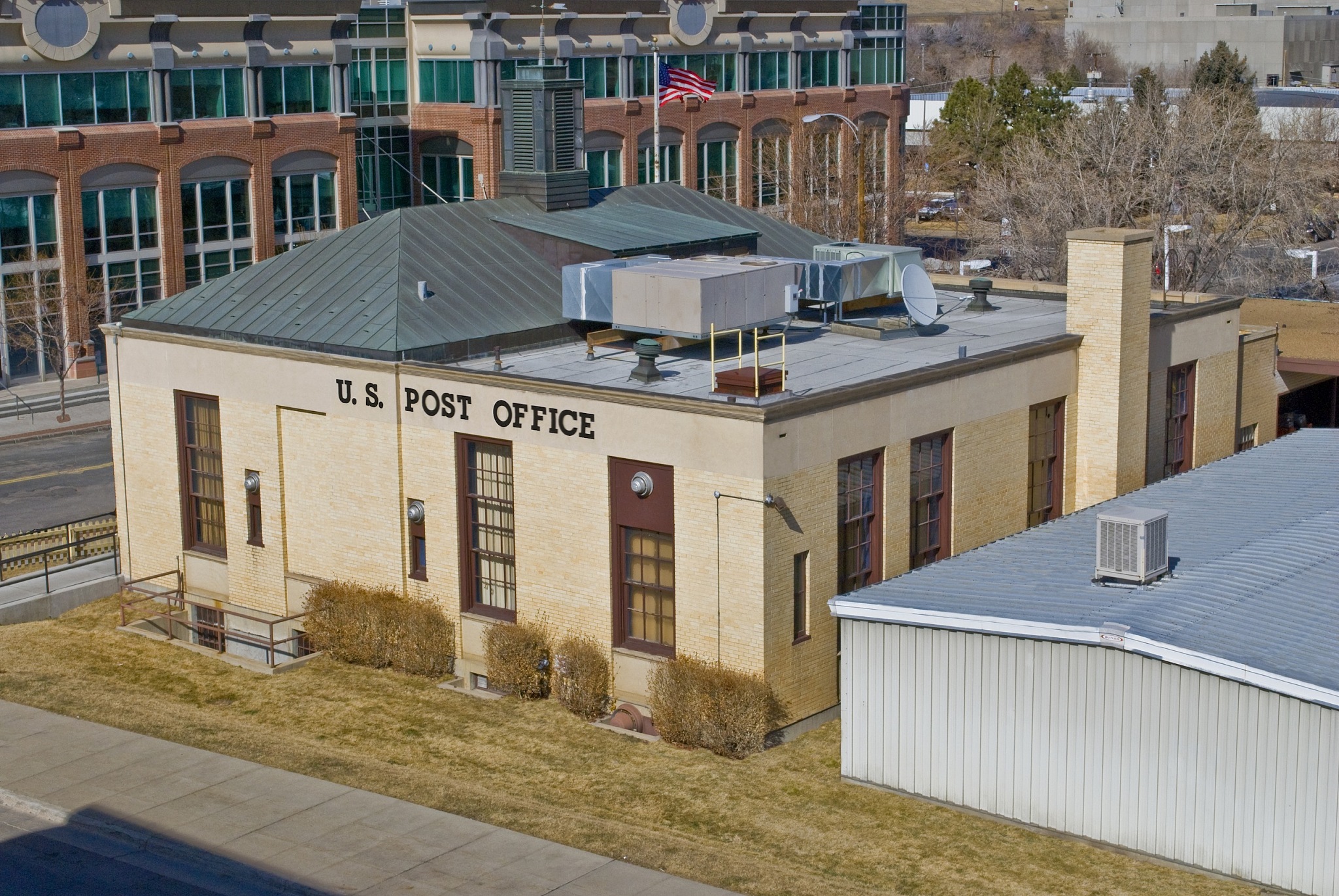 尽量简洁Soybeans from warehouse No 206 considered to be serious damaged are temporarily stored in feed silo No 6 while other soybeans are temporarily stored in silos 5 and 8 Mr Xie has promised to pr