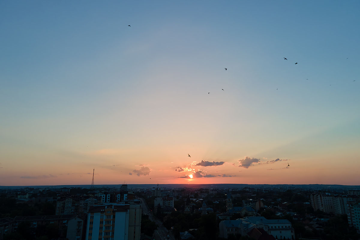 夕阳下的城市：温馨与美丽的画卷