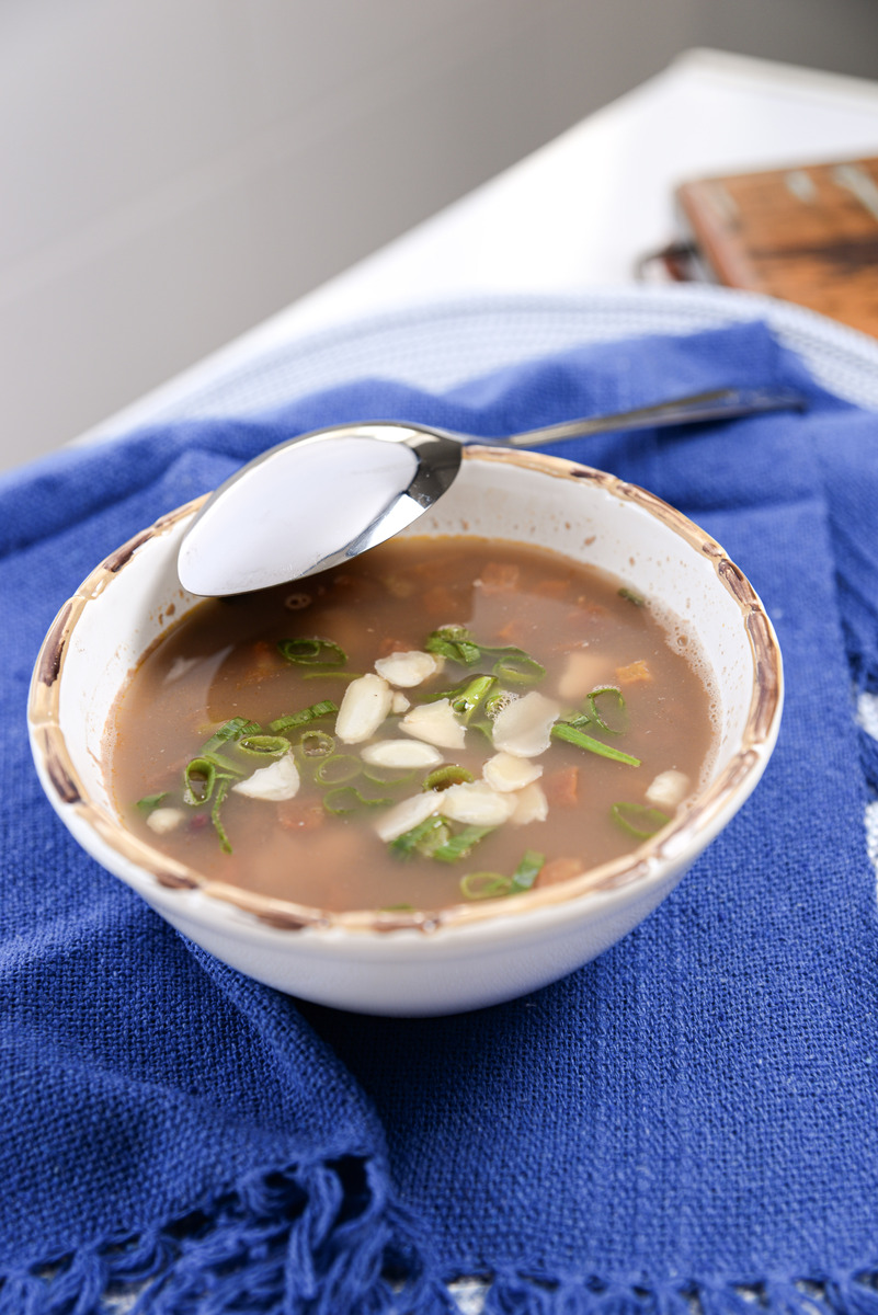 请根据以下模板写一份相似的文案使其更有画面感食欲感更加诱惑力文字数量大致相同：我家三个女儿放学回家每次点名必喝的一道汤！！们总是期待着那一碗酸爽过瘾的汤。这道汤不仅美味还营养丰富特别适合这个炎热的夏天下入一块钱的配菜煮2分钟再放入一包调制好的黑椒酸辣汤调料其它的油盐酱醋都不用放了这样做的酸辣汤营养又美味我一周至少做三次喜欢您就点个赞收藏给家人做起来吧