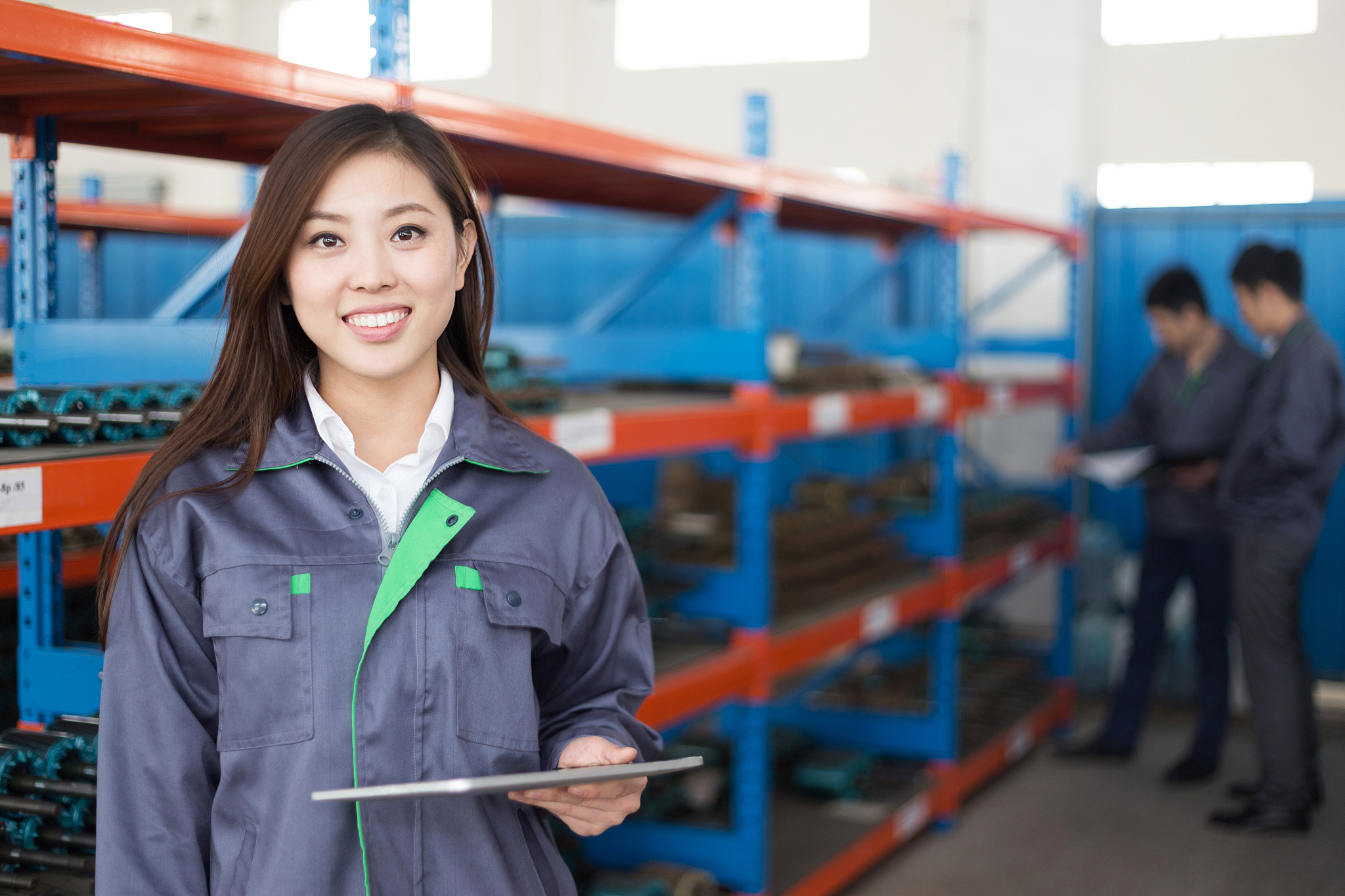 用以下内容重新帮我第三周的篇500字的实习周记生产助理要定期根据库房报表核实库存不足的物料请购并跟催物料；参与生产、采购、库房管理制度的制定检查执行情况；负责对仓库、生产车间日常工作的跟踪并针对本部门、车间日常工作所存在的实际问题及时写出处理方案上报主管领导；负责跟踪每个生产订单产品的质量、生产进度、入库时间与完成数量;负贵接单后对每张订单产品、型号、规格。质量要求、原材料及成品库存数量进行核查负