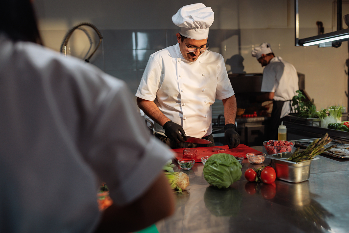 餐厅奇闻趣事：厨师、服务员和食客的故事