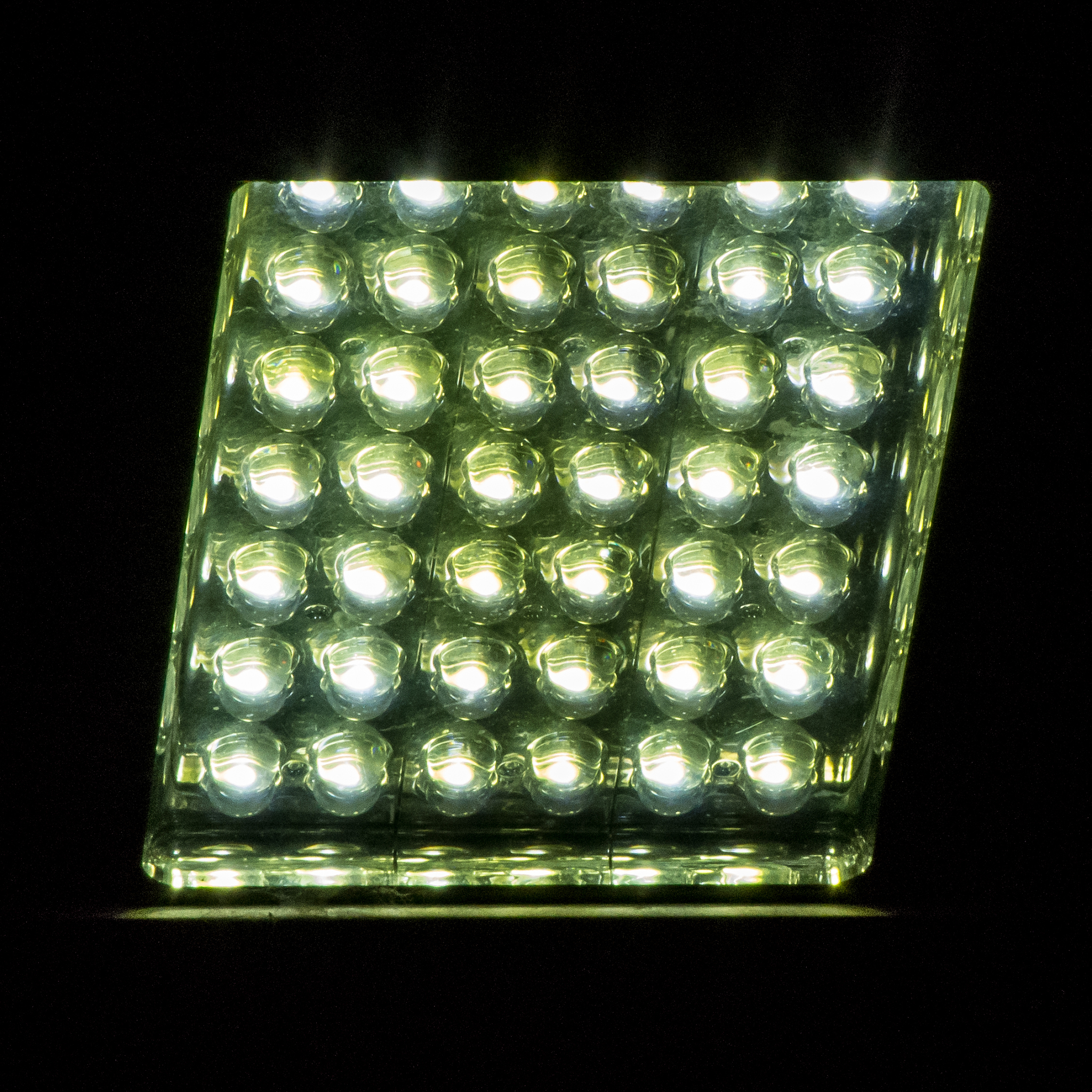 用美式英语写3条关于100 LED String Lights Watering Can Light Solar Powered Decorations产品的正面评论。内容附带评论标题评论单词数量小于60个单词。