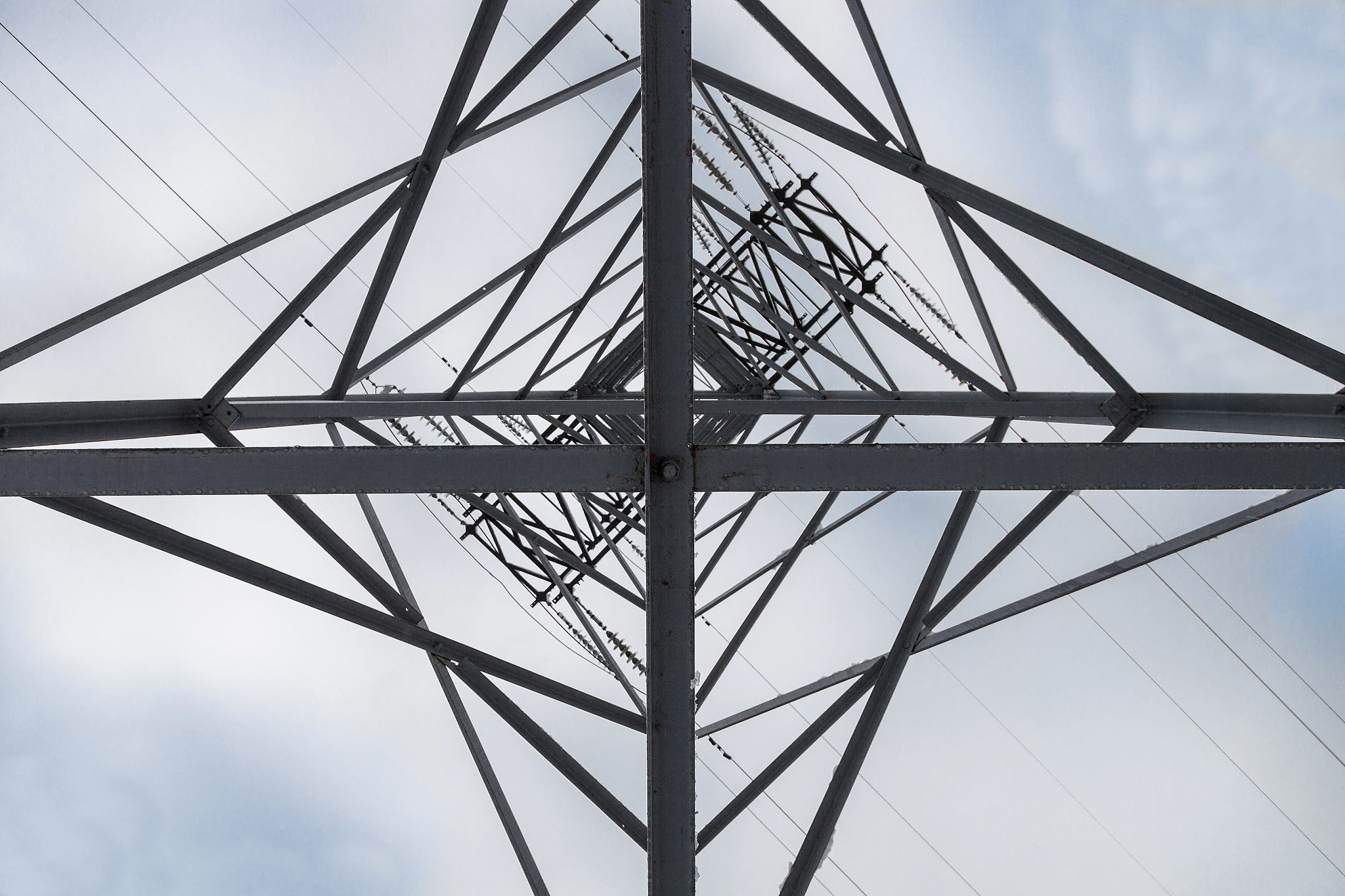 Yinxiao Zhu 的《Power Ramp-Rate Control for Differential Power Processing-based Distributed PV Systems》主要是描述跟网型还是构网型控制