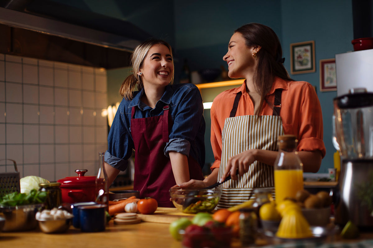 写一个3万字每集的20集 的剧本剧情：男主角是个爱健身的建筑工人。乐于帮助别人。喜欢跳舞。女主是小卖部老板娘喜欢宠物为人正直。故事是爱情故事。注意氛围注意场景描写注意台词质量注意时尚感注意职业属性。注意描写爱情的氛围注意神态动作注意详细具体注意不能平平无奇注意波澜壮阔