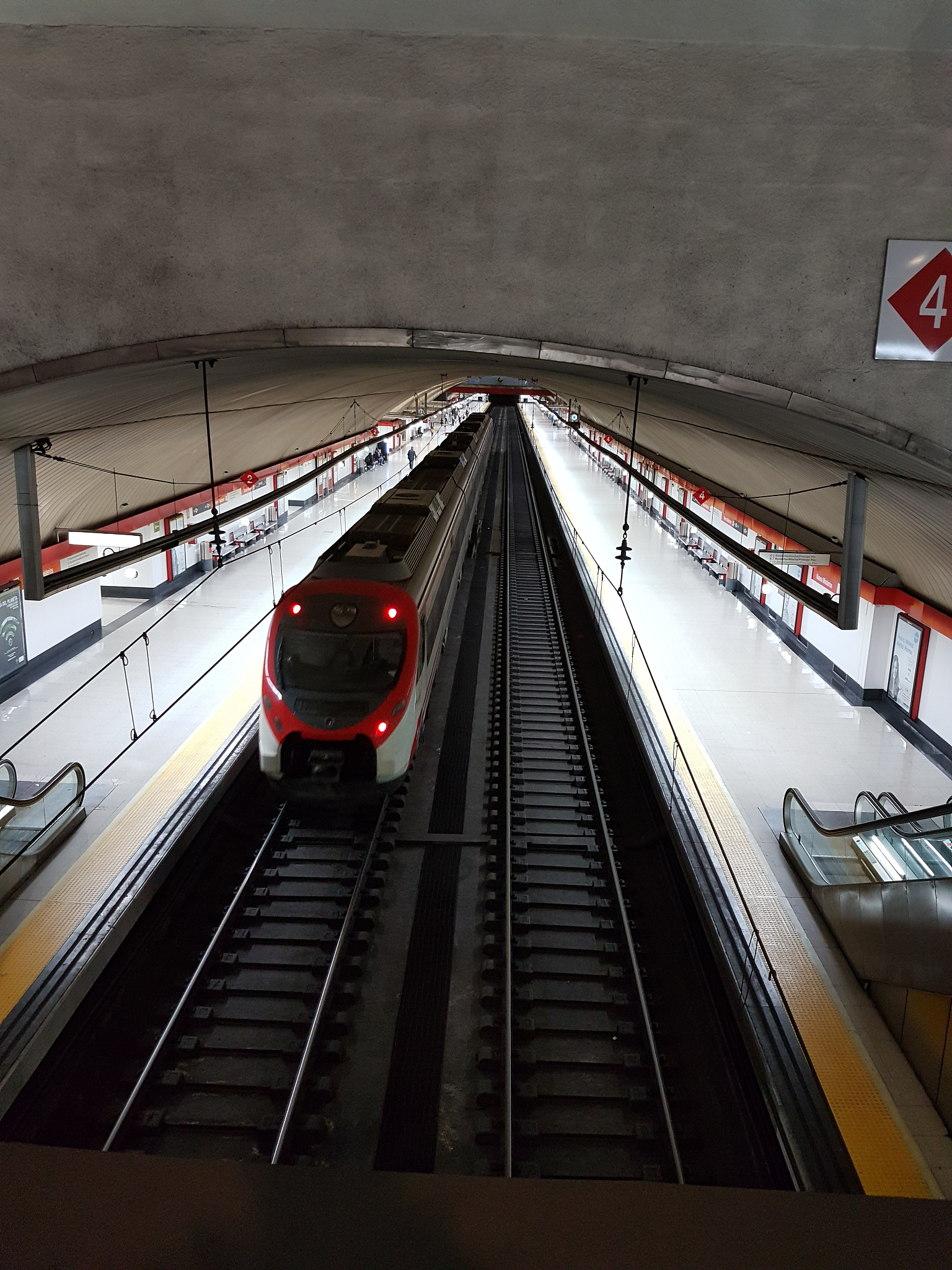 如：1号线和5号线在Sants Estació站可以换乘这是1号线唯一的一个与5号线换乘的站点。请参照以上格式给出马德里地铁各线路之间所有可以换乘的站点。