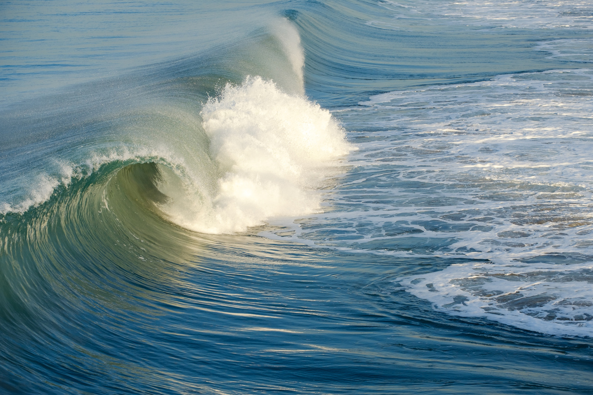 写个主题为波涛之上的开场和小结