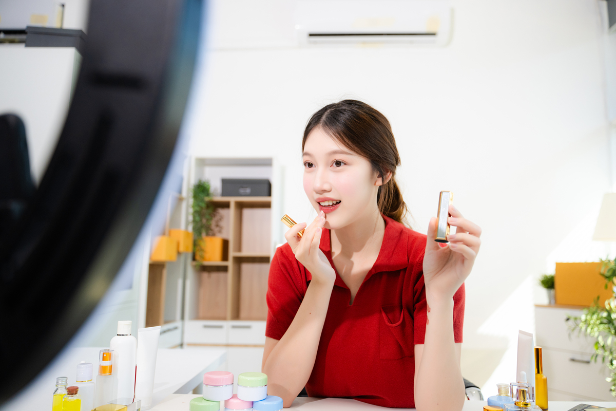社交媒体网红营销.一位微笑的亚洲美女博主在家中办公