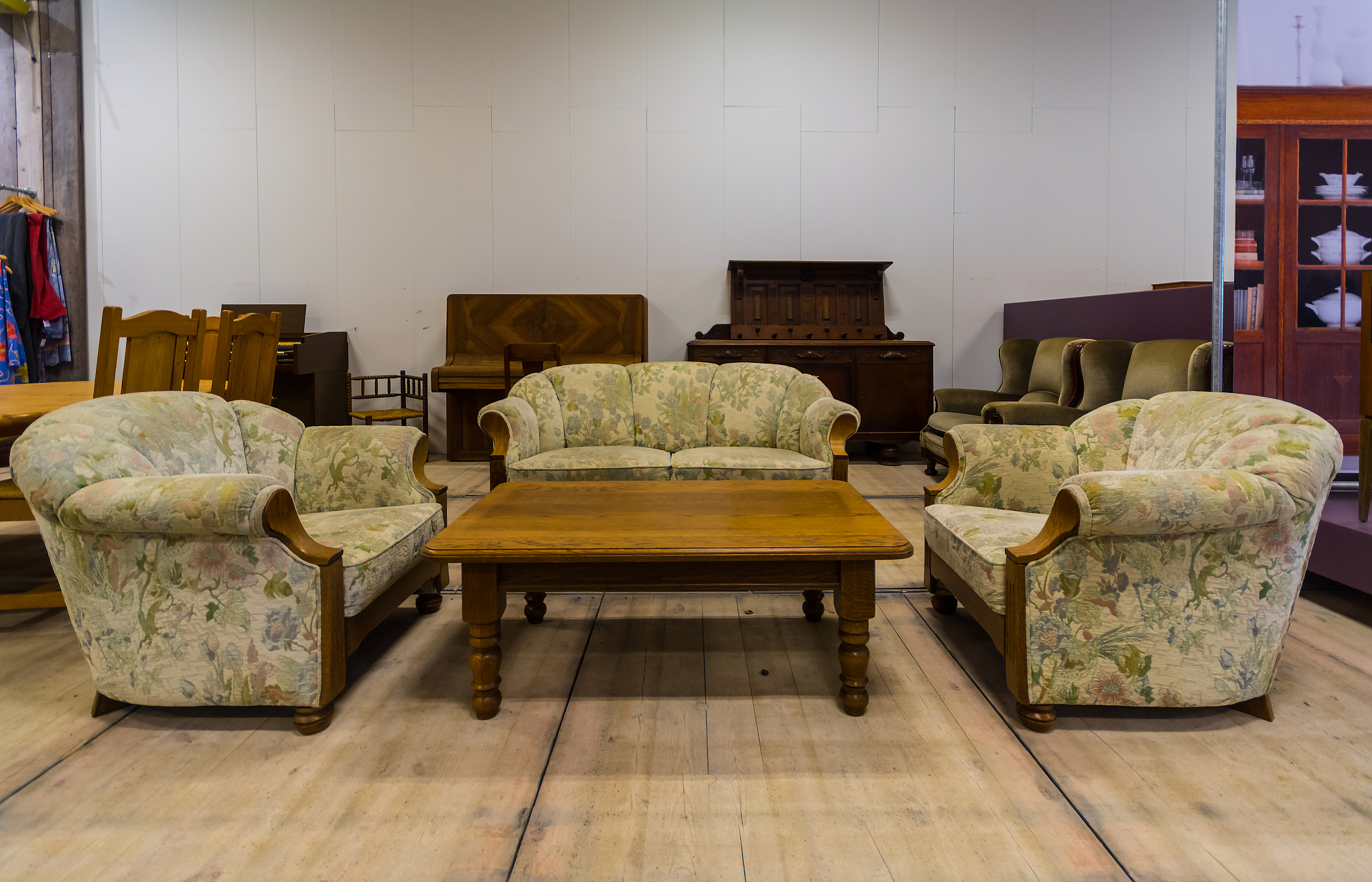 second hand furniture market