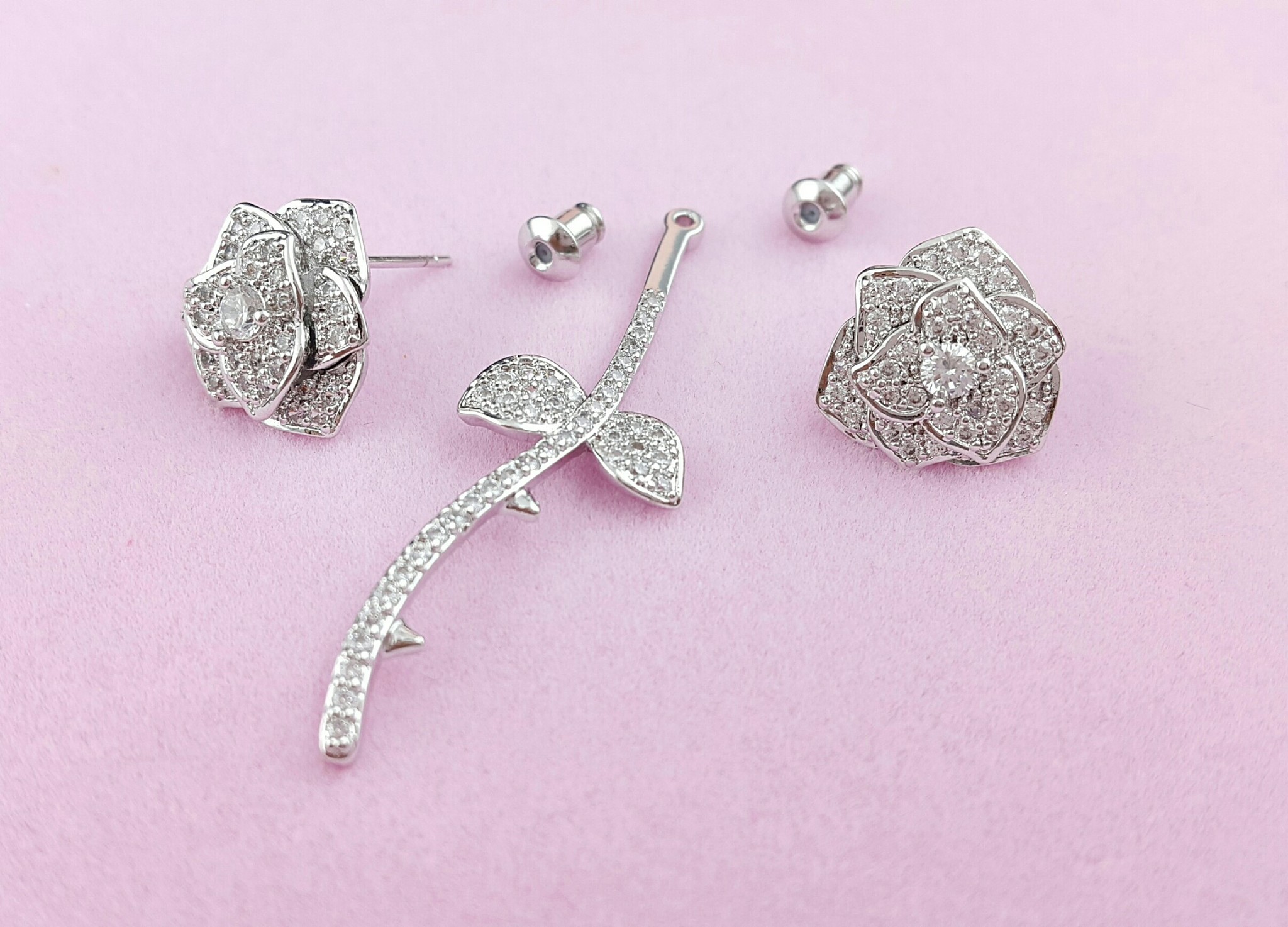 A饰品店店铺开设的时间在2020年6月17日是一家专注于饰品的淘宝店铺。店铺的主要经营产品是耳饰为主除此之外还有项链、戒指、发饰、胸针等其它商品。A饰品店店铺主要针对的消费人群为15-26岁的年轻女性。店铺的装修风格比较偏复古文艺风饰品简单而又高级特别而有气质。根据以上信息写一下店铺的机会