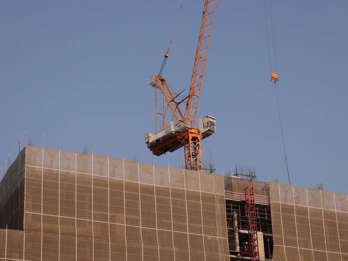 高空作业辅助工具：梯子和起重机