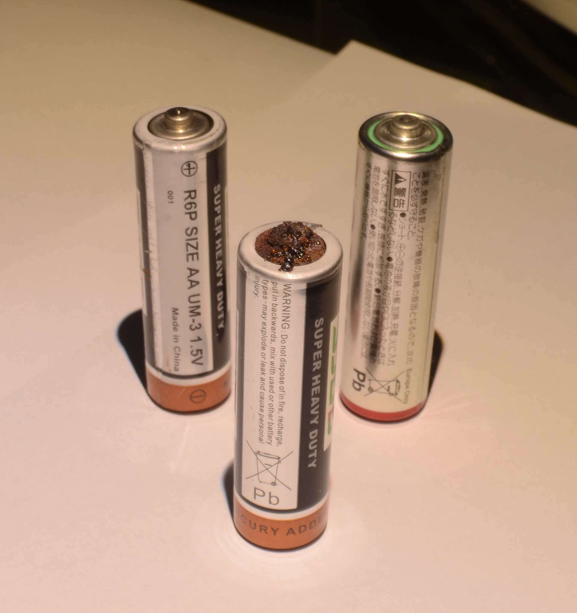 7号电池串联后测得一节0V，一节1.5V，怎么回事？