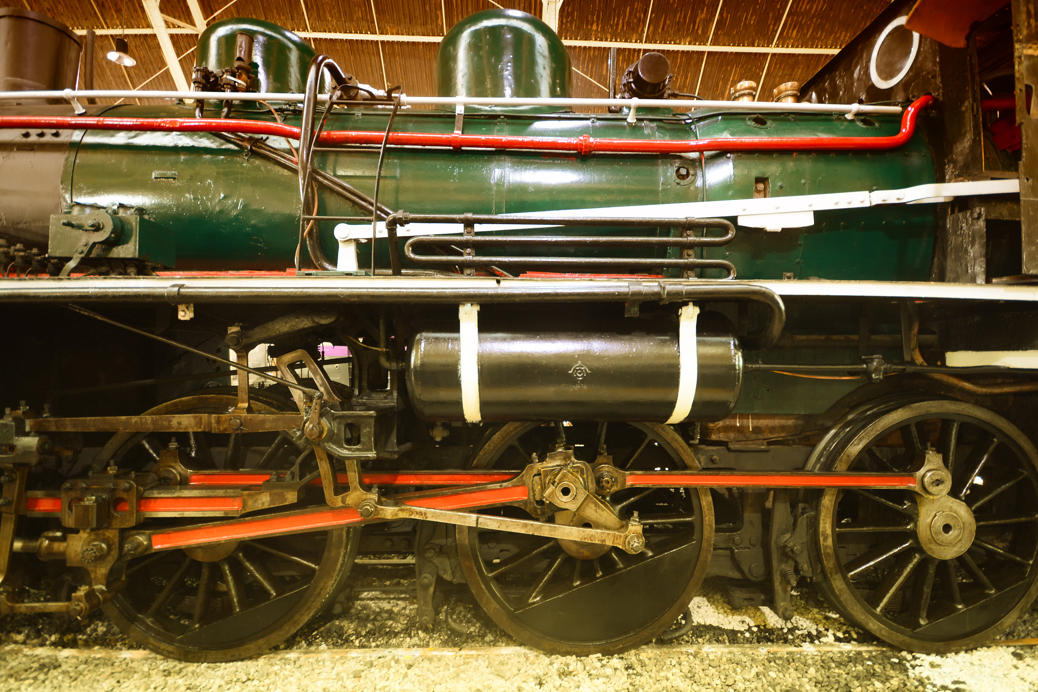 根据以下材料选取角度自拟题目写一篇不少于800字的文章；文体不限诗歌除外。生活中离不开车。车种类繁多形态各异。车来车往见证着时代的发展承载了间的真情；车来车往折射出观念的变迁蕴含着人生的哲理。