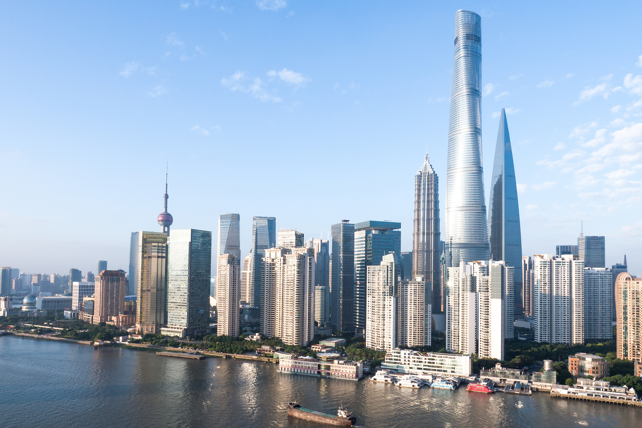 上海经济地位概览：国际金融中心、世界贸易港口等称号彰显其重要地位