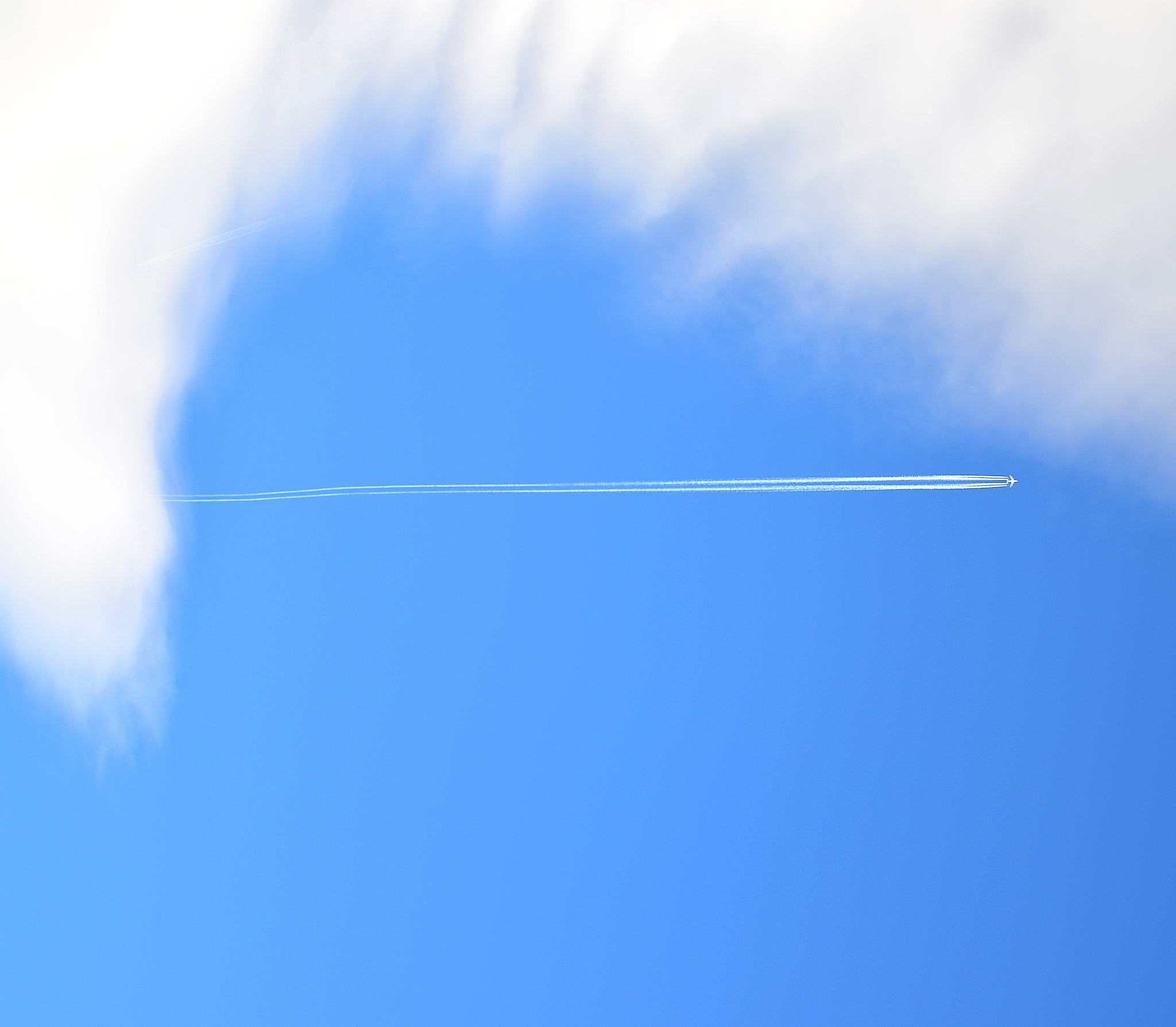 大气中水汽的主要来源：海洋、地表水、植被和城市蒸发