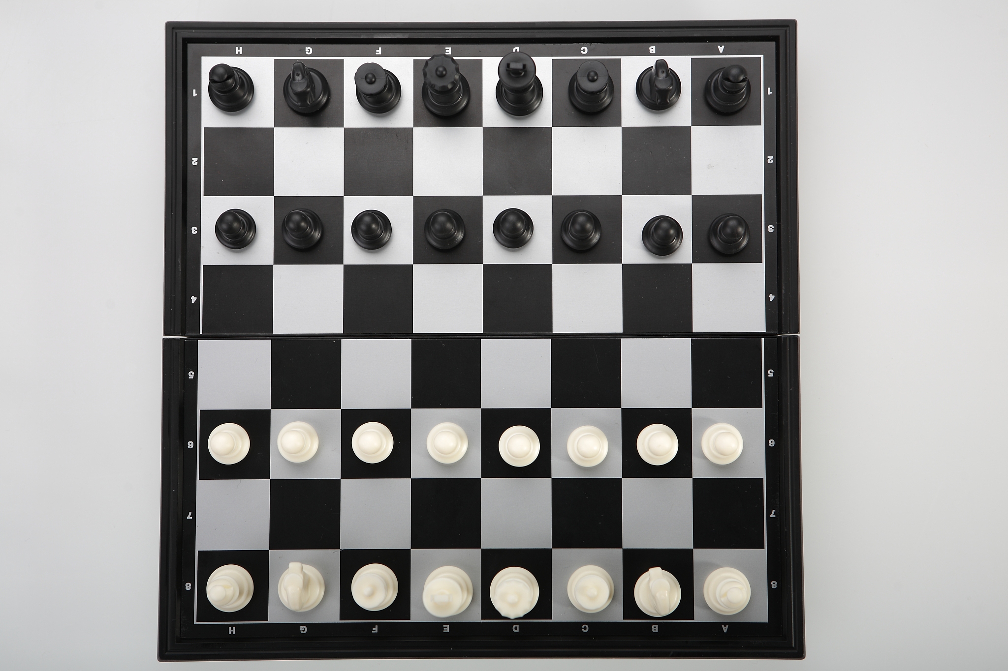 国际象棋的规则白先黑后比赛时规定白棋先走黑棋后走双方轮流走棋一次走一步棋直到分出胜负或走成和局为止。摸子走子也可以称为摸子动子在对局中用手触摸了自己方面的某个棋子就必须走动它。如果所触摸的棋子根本无法走动才可以另走别的棋子。如果要摆正棋子必须先向对手或裁判员口头声明：我摆正棋子才可摸子。如果用手触摸了对方的棋子就必须吃掉它。只有当自己任何一个棋子都无法吃它时才允许走别的着法。落子无悔一着棋走了之后