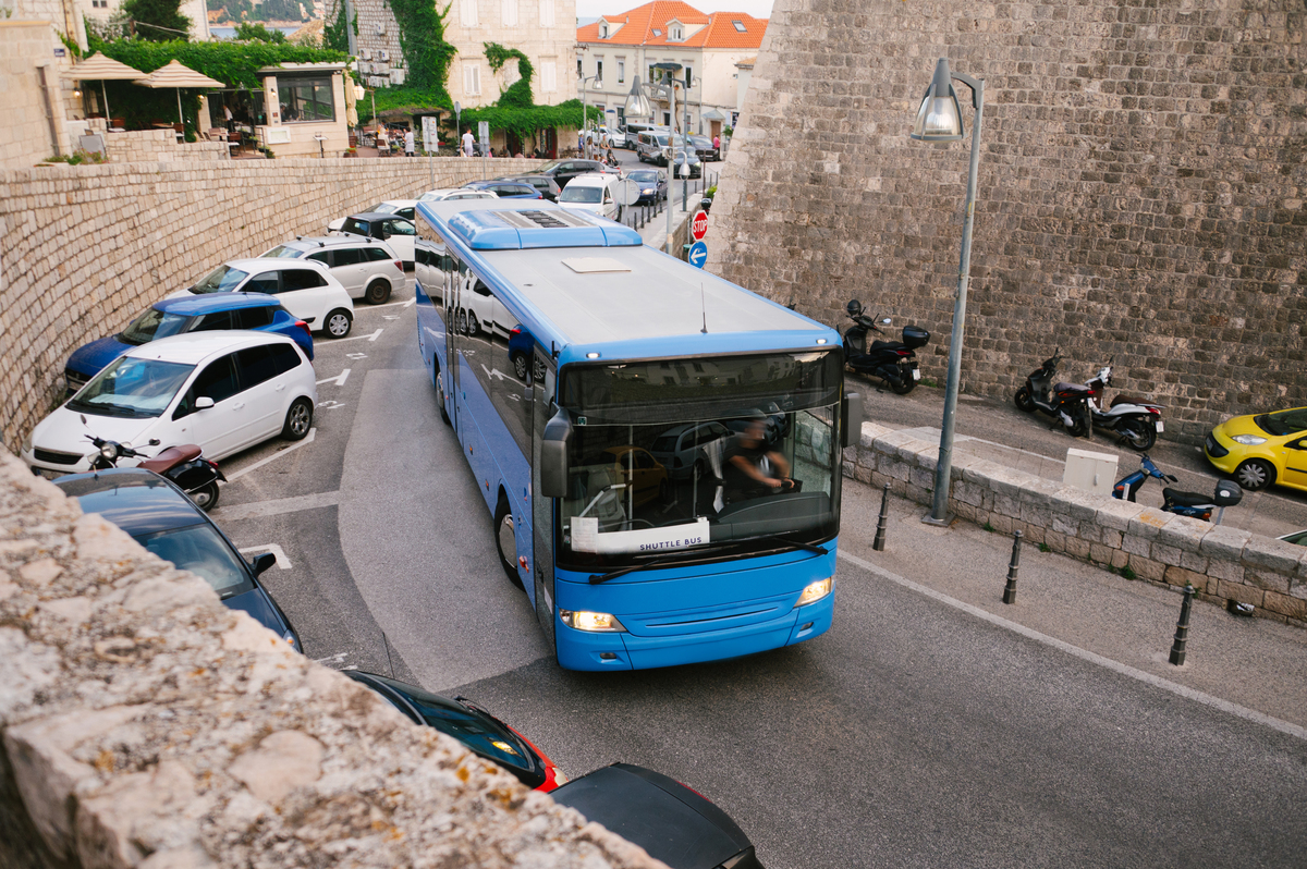 目前有哪些公司在研究生产无人驾驶小巴车