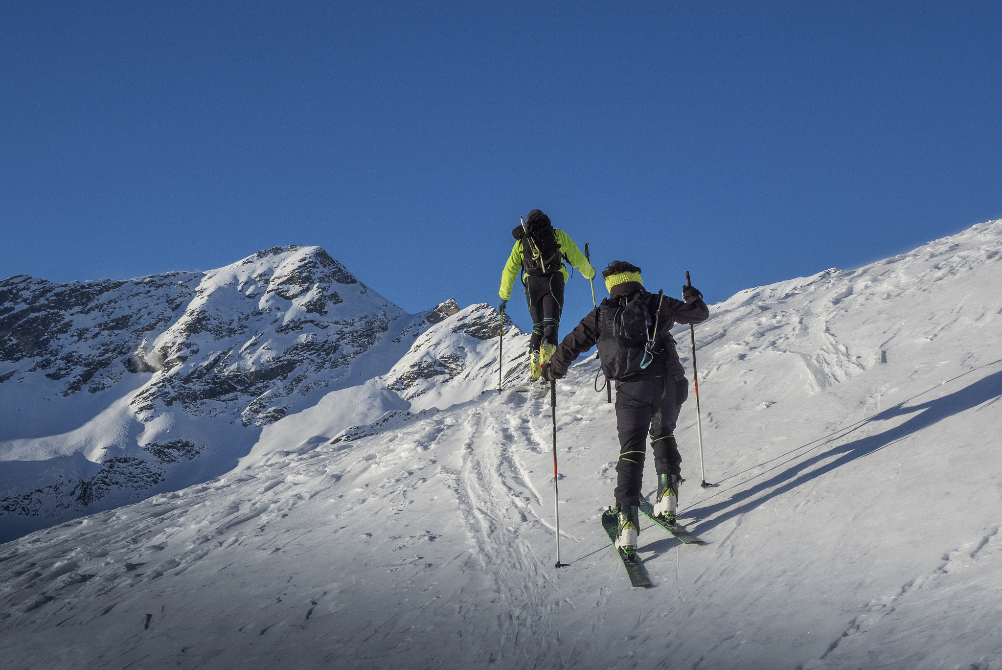 以第三人称写一遍500字的小学生自我介绍加学校表现