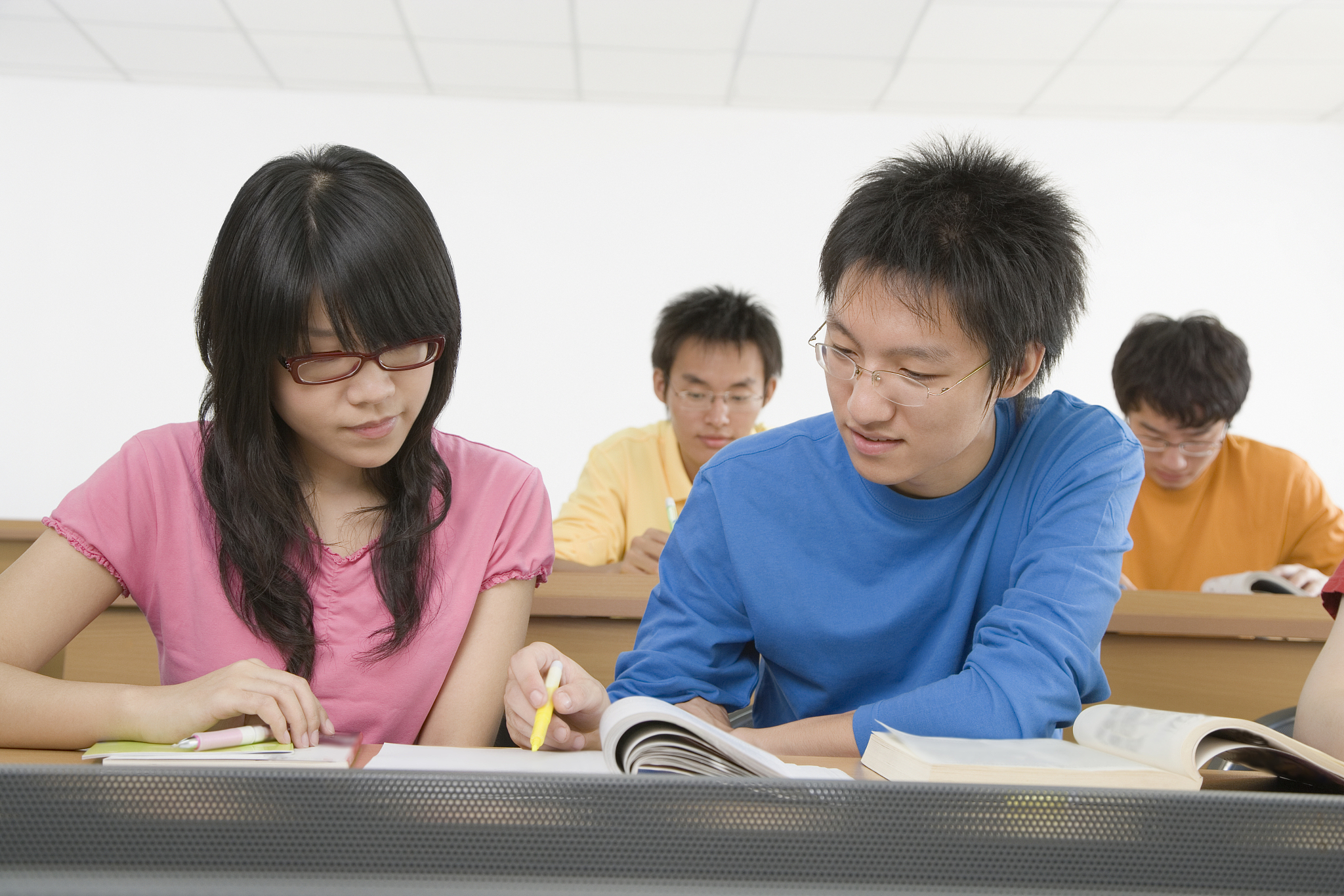 human 什么是符号三角形; AI 符号三角形是一种用来描述符号系统的模型。它由三个部分组成：符号、意义和指示。符号代表一个特定的标记或信号意义代表符号所代表的含义或概念指示代表符号和意义之间的联系和关系。符号三角形的模型可以帮助我们更好地理解符号的含义和使用以及符号和意义之间的关系和作用。符号三角形是语言学、心理学、哲学等领域中常用的理论工具有助于我们更深入地了解符号系统的本质和特点。;h