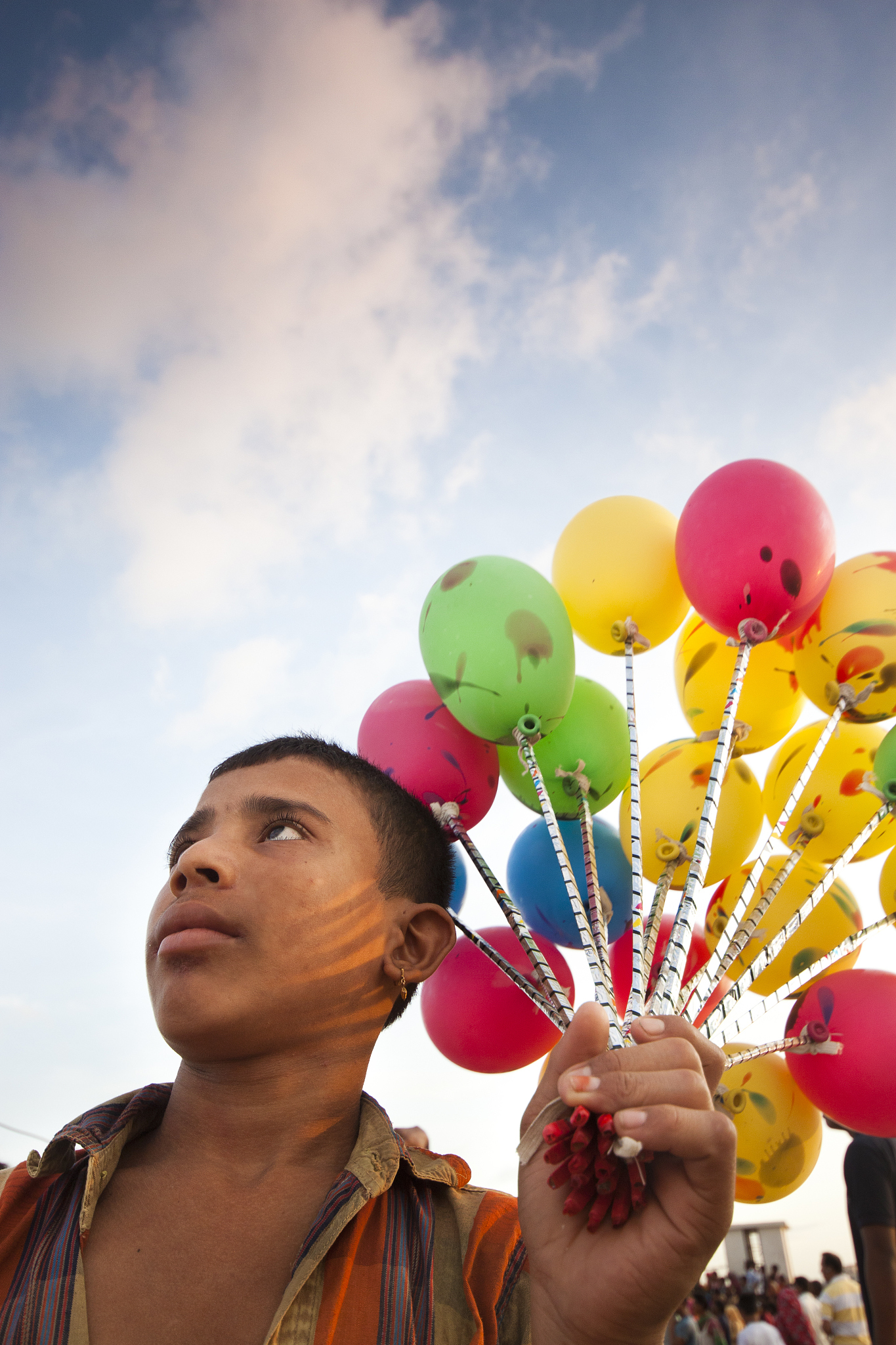 以张天宇卖气球写一段故事,100字