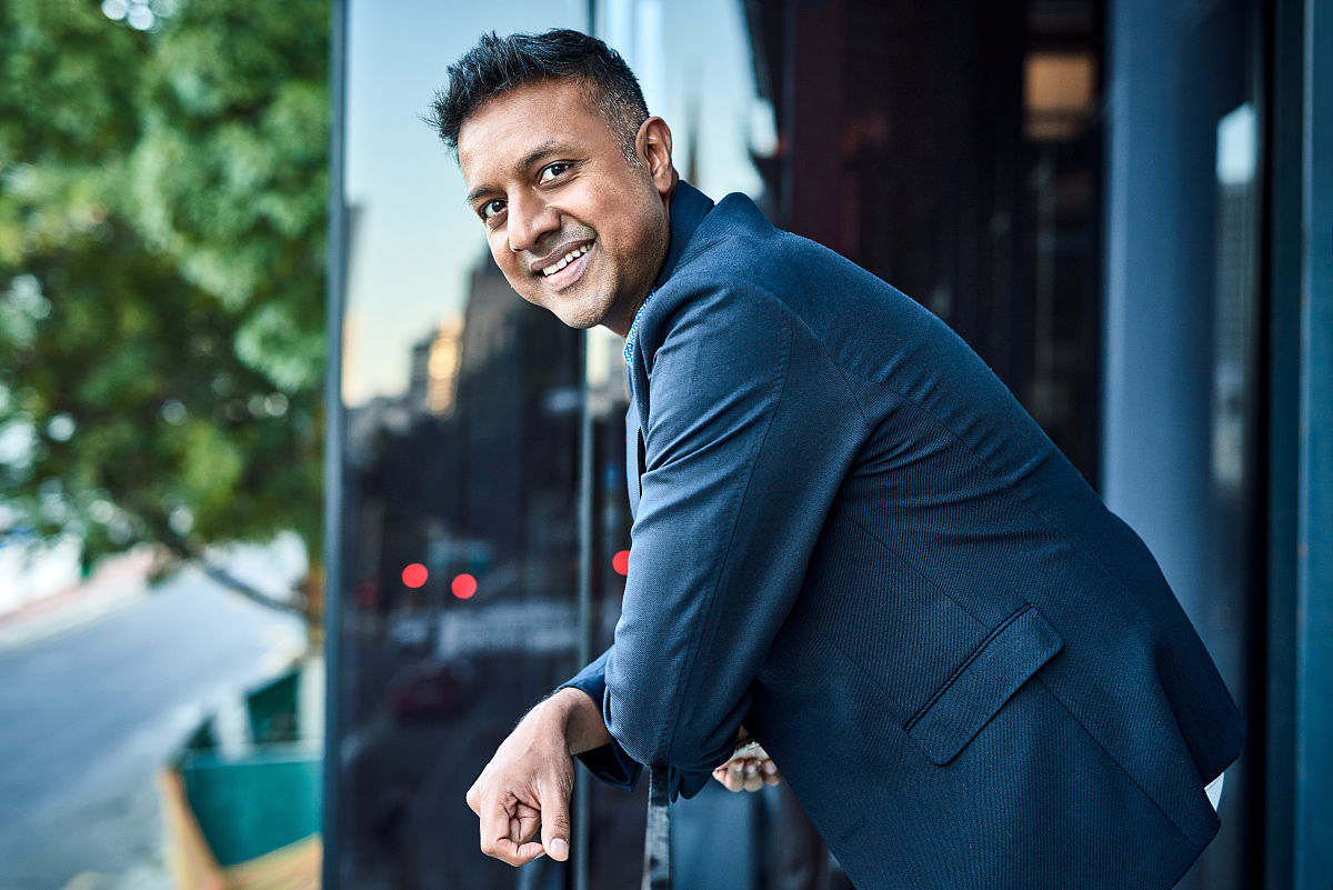 小蚂蚁运粮食看图写话：勤劳与毅力的力量