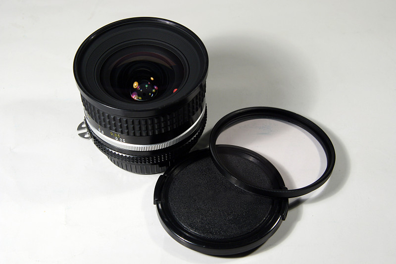 适马 15-30mm f/3.5-4.5 镜头口径：72mm 及遮光罩推荐