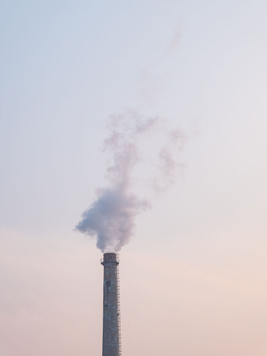 阴天五言诗：沉寂、迷雾、落日余晖