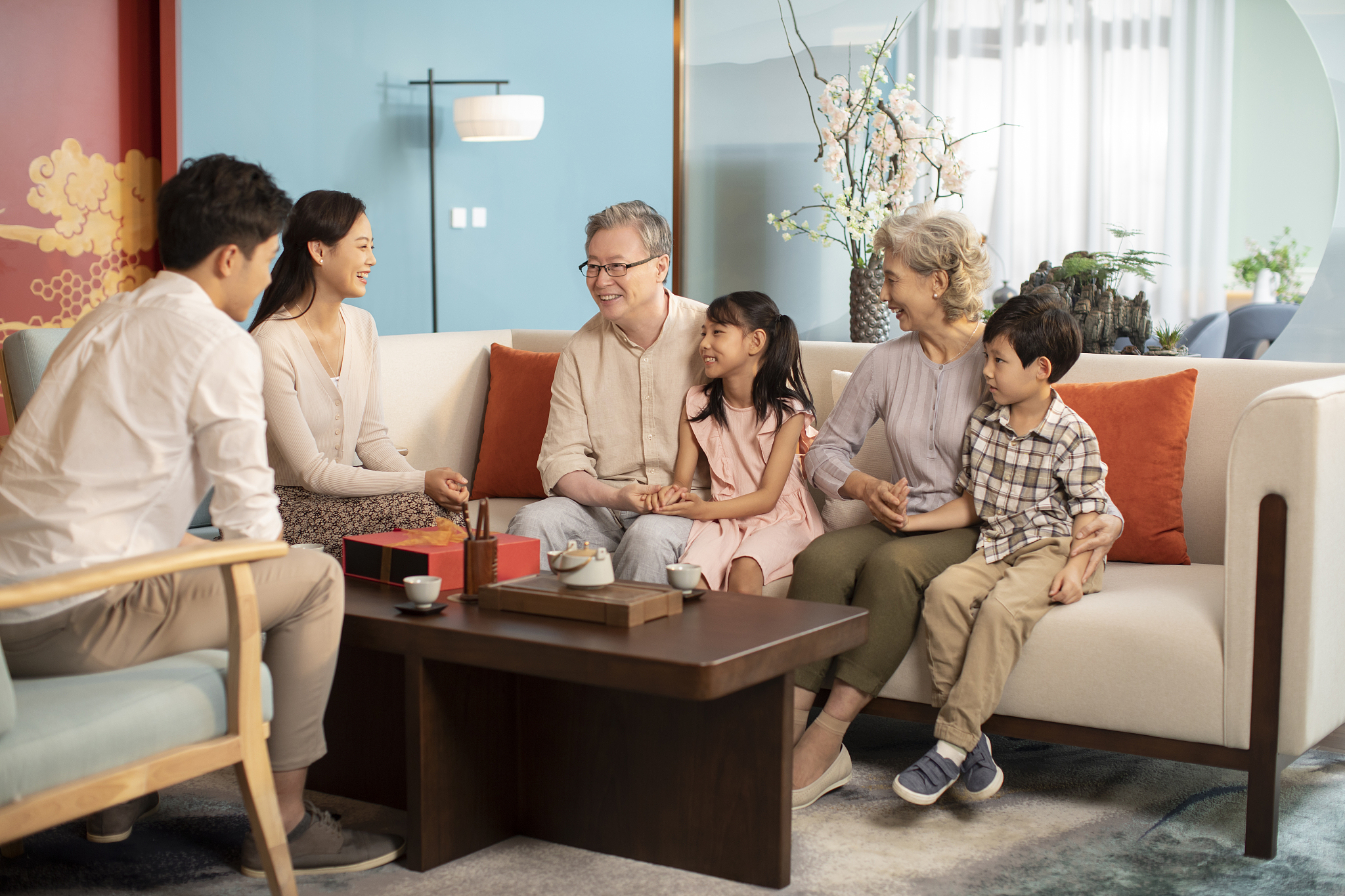 咨询师：太好了看来大家都已经做好了改变的准备。接下来让我们来探讨一些情感调节的技巧帮助你们更好地管理你们的情绪。这对于建立一个融洽的家庭氛围非常重要。张静你能和我们分享一下你最常见的情绪吗？张静：我觉得我常常感到孤独、无助、紧张和沮丧。赵华：我完全理解这些情绪可能会影响你们的家庭关系。你有任何方法来处理这些情绪吗？张静：我做过一些自我冥想和放松练习但是这些并没有太大效果。赵华：那么你觉得你有过尝试