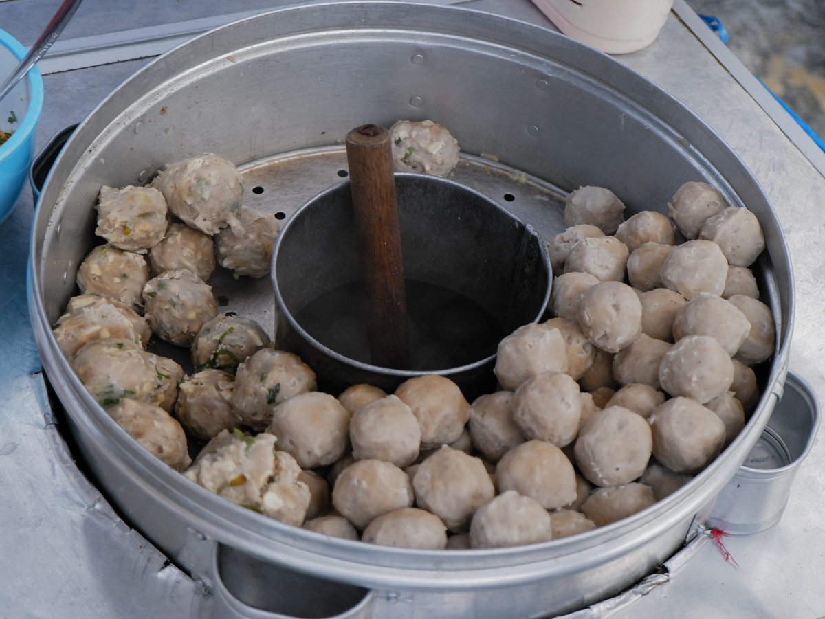 印尼街头食品巴索肉<strong>丸</strong>,放在传统的金属蒸锅里.顺滑且.
