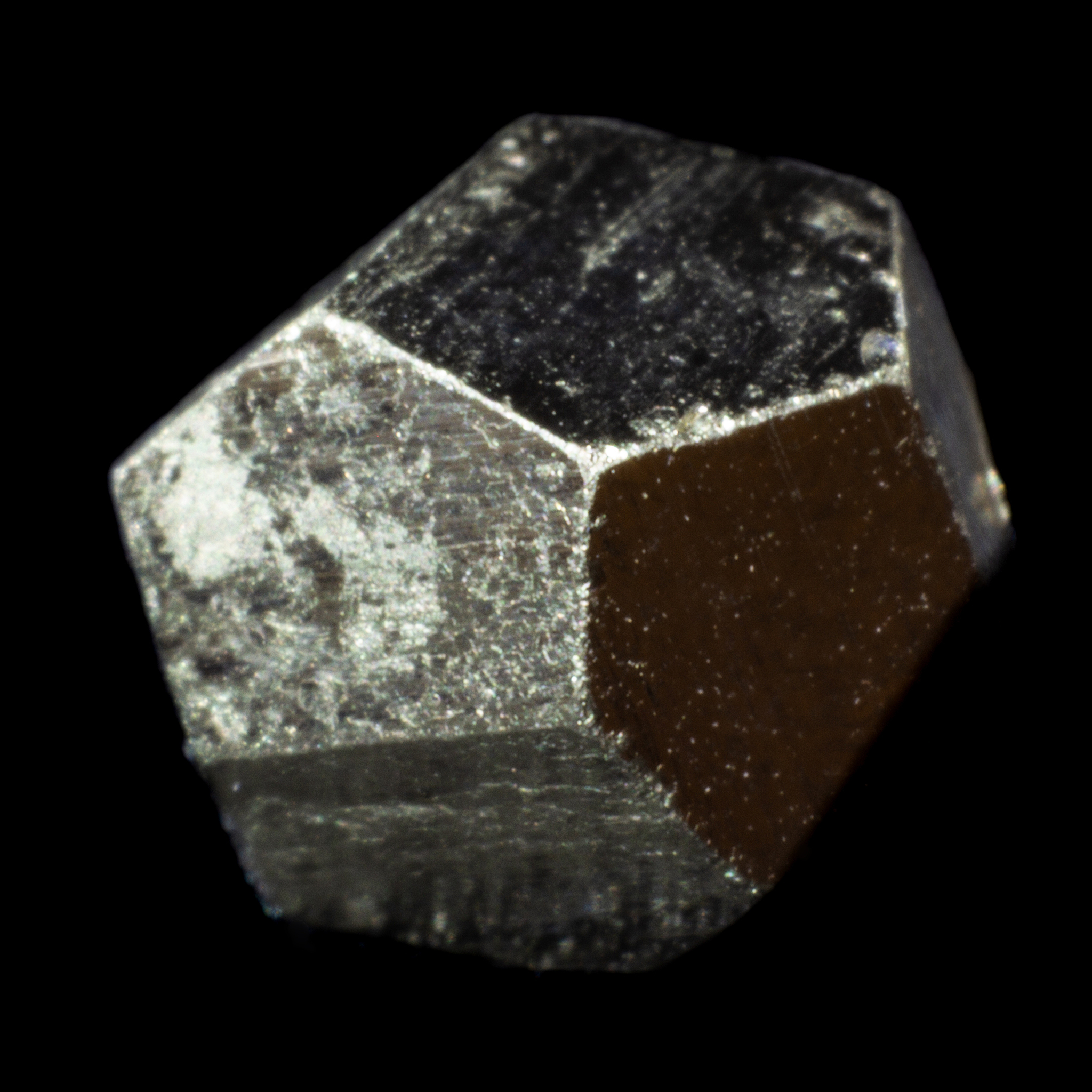 对以下内容进行中文改写要求语言通顺逻辑清晰。 黄铜矿晶体具有142d的空间对称结构属于四方晶系脉阳离子在结构中有序分布。在黄铜矿晶体中每个硫原子和两个Cu、两个Fe金属原子形成四面体配位每个金属原子和四个硫原子也形成四面体配位8 9如图11所示。黄铜矿晶体既有共价键也有离子键是一种混合半导体。黄铜矿具有较高的晶格能、较强的抗氧化性因此具有良好的自然可浮性。CuFeS2理论组成是Fe 3052、Cu