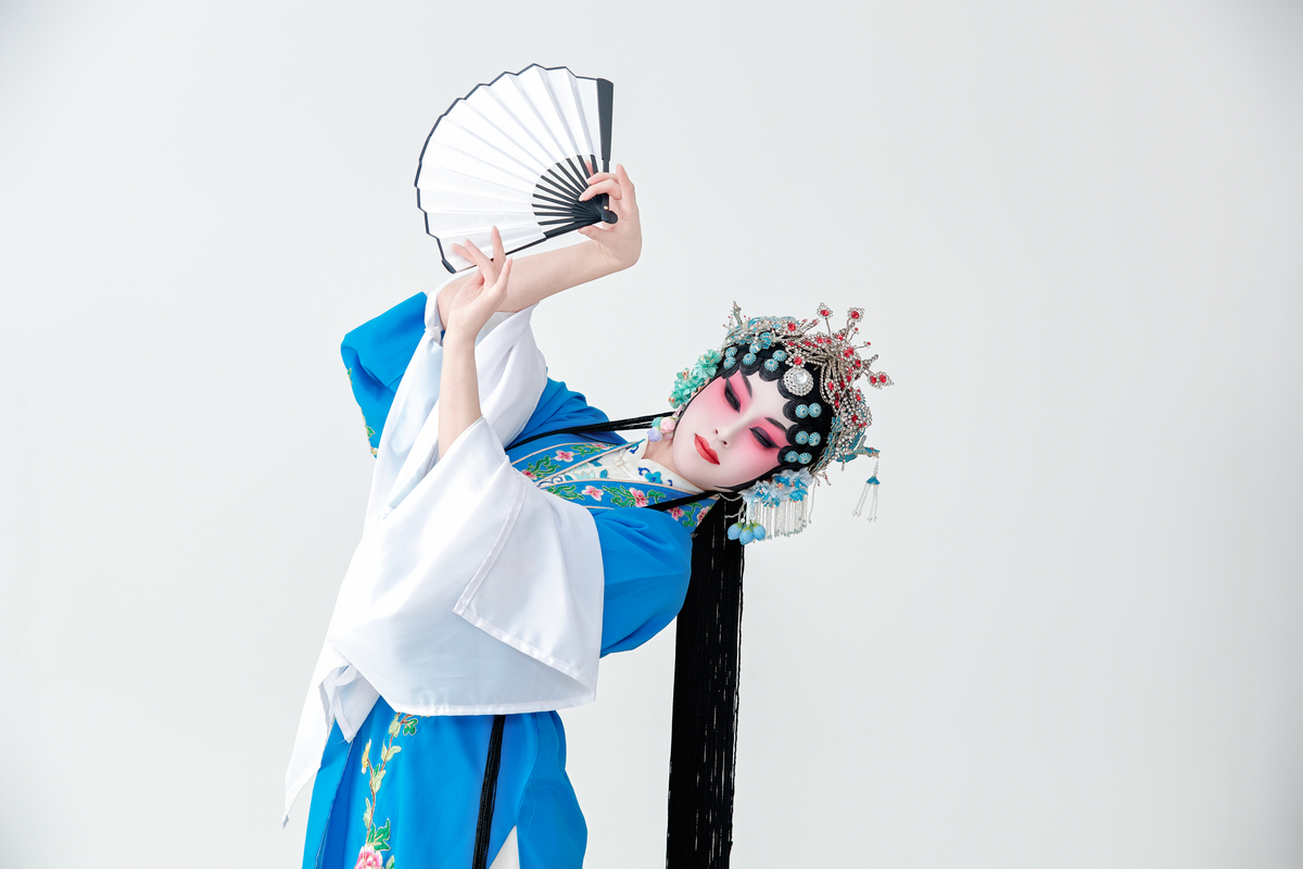 身着青衣的京剧和昆曲女演员,这两种剧种被誉为中国的
