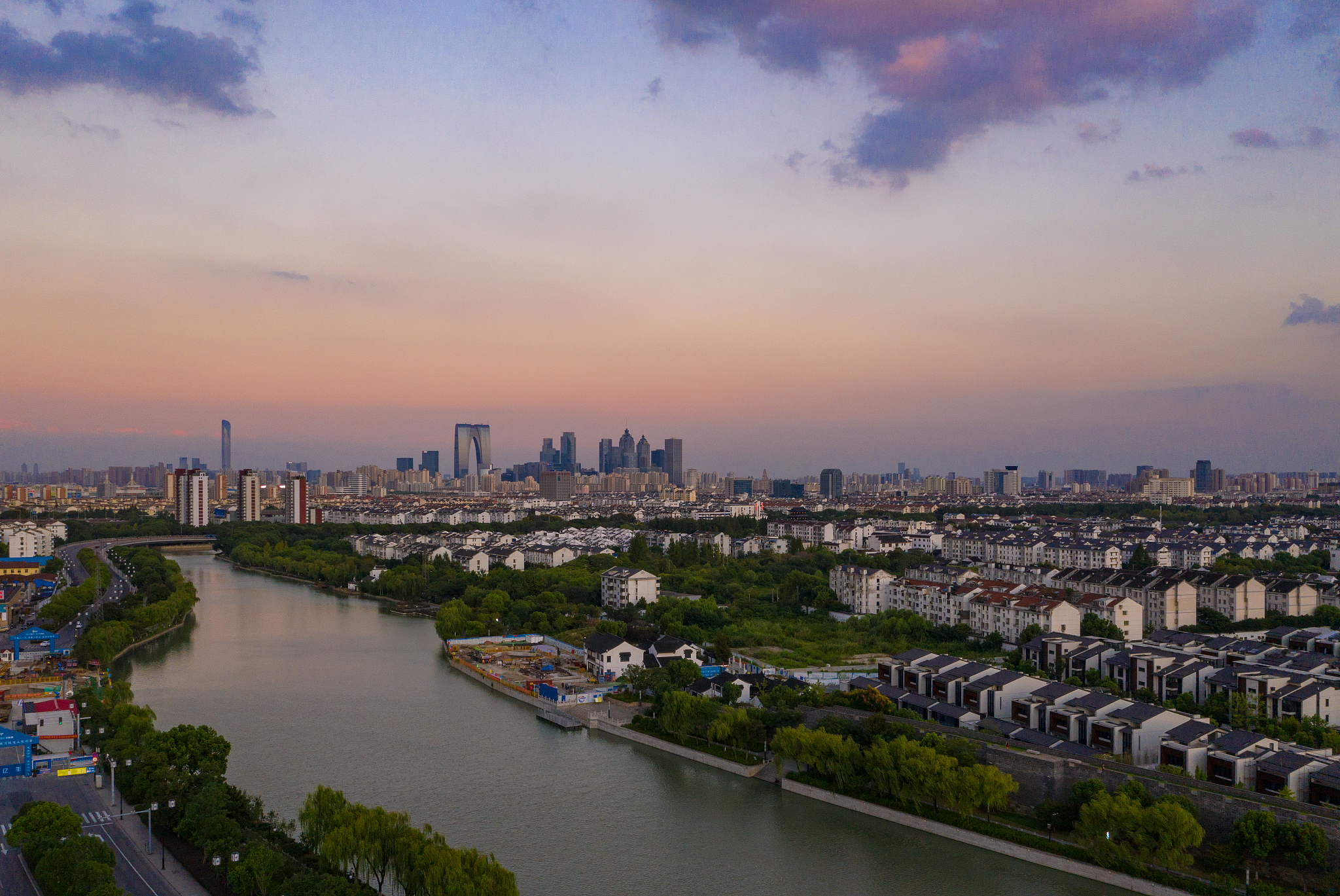 黄昏时分的现代城市市区风光
