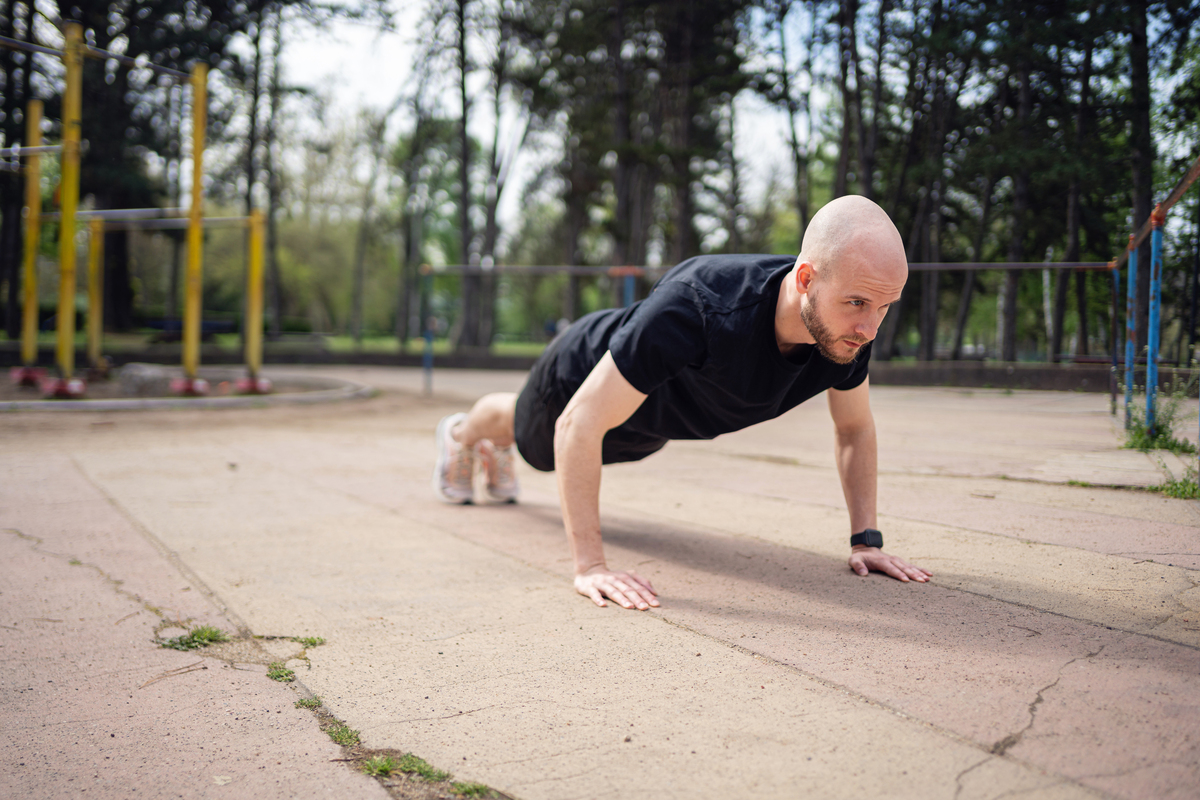 除了走40到60岁的人还适合做这几种运动第一就是俯卧撑强心脏提升全身的力量。开始做俯卧撑的时候一定要循序渐进数量逐渐就会增加大概半年到一年的时间您就会拥有强壮的身体。第二就是平板支撑。40到60岁的人群练平板支撑会有很多好处维持肩胛骨平衡缓解下背部疼痛强化体能耐力提高身体的灵活性。要注意的是很多人以为平板支撑时间越长越好其实根本就没必要。建议大家可以试试间歇性的平板支撑做十秒然后休息几秒然后再做十