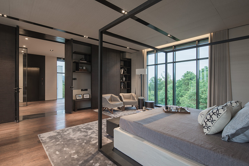 曼哈顿顶级豪宅的空调系统曼哈顿顶级豪宅的空调系统通常是高端、定制的系统可以为居民提供最佳的舒适体验。这些系统通常包括以下特点：1 中央空调系统：这些系统可以为整个房屋提供冷却和加热功能而不是仅仅在一个房间中提供空调。2 高效能：曼哈顿顶级豪宅的空调系统通常是高效能的使用最新的技术和材料以确保能够在最高效率下运行。3 智能控制：这些系统通常配备智能控制可以通过智能手机或平板电脑远程操控以便居民可以随