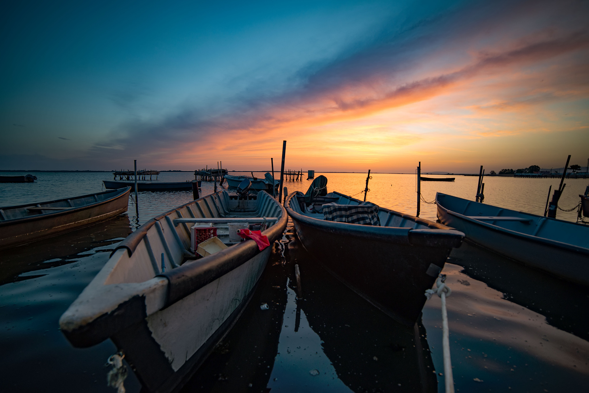barche sulla riva del lago di lesina