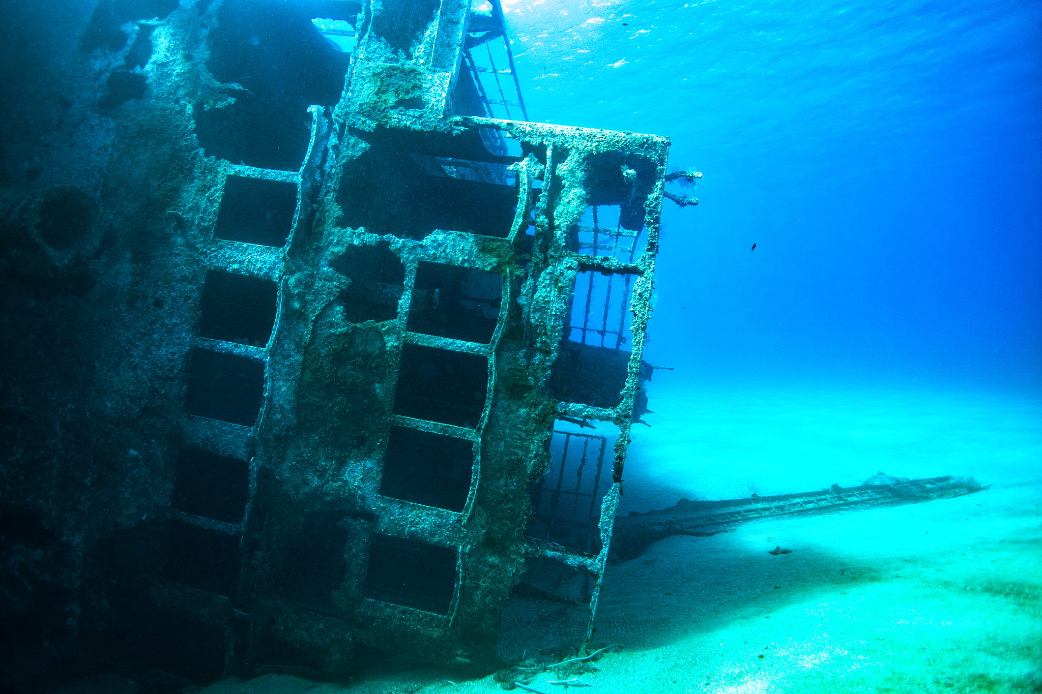 shipwreck underwater photo