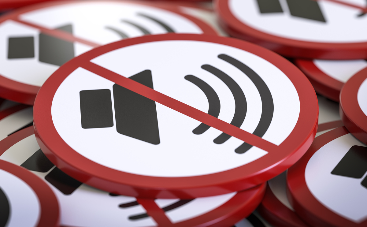 坐飞机哪些电子产品不能带以下是一些不能带上飞机的电子产品：1 火柴、打火机、烟火等易燃物品。2 充电宝、电池等大容量电池。3 电子烟、香水等易燃易爆物品。4 高压电器、高功率电器等危险电器。5 非法电子产品、仿冒电子产品等。6 未经安检的电子产品。7 其他可能对飞行安全造成威胁的电子产品。需要注意的是不同的航空公司和国家可能会有不同的规定旅客应该在出行前仔细了解相关规定。电子汽车钥匙呢