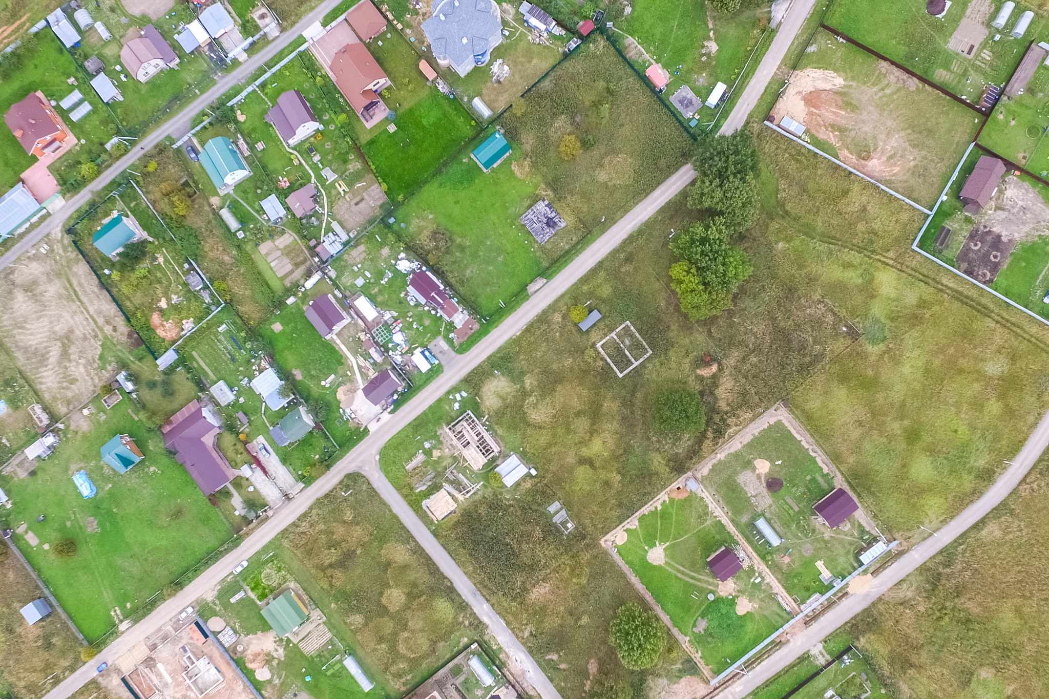 改写：严格执行底线思维优先保护运用gis来规划和整合乡村发展目标和生态保护修复严格遵循统一底图、统一标准、统一规划和统一平台的要求。科学划定三区三线确保不交叉、不重叠、不冲突；落实上位规划协调推进分类管控强调陆海统筹、村镇联动、区域协调；明确各项约束性指标贯彻落实生态保护红线的划定谨慎伐树、严禁开山挖山、不填湖造陆；优化乡村的水系布局、林网以及绿道等生态空间格局；加强稳定耕地和永久基本农田的保护；