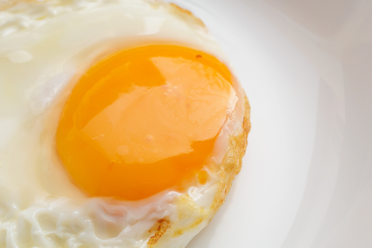 你好帮我把下面这段文字从营养师的角度改一下如果你经常吃鸡蛋这三点很重要。第一少吃或者不要吃煎蛋油炸会导致鸡蛋吸收很多的油脂容易引起肥胖。第二千万不要吃溏心蛋因为呀它没有完全煮熟里面呢可以含有一些细菌容易引起腹泻。第三最好选择水煮鸡蛋水煮鸡蛋呢富含的蛋白质和营养物质容易被我们的身体吸收非常健康我们强烈推荐水煮鸡蛋你试试看。这段文字改的再详细一些