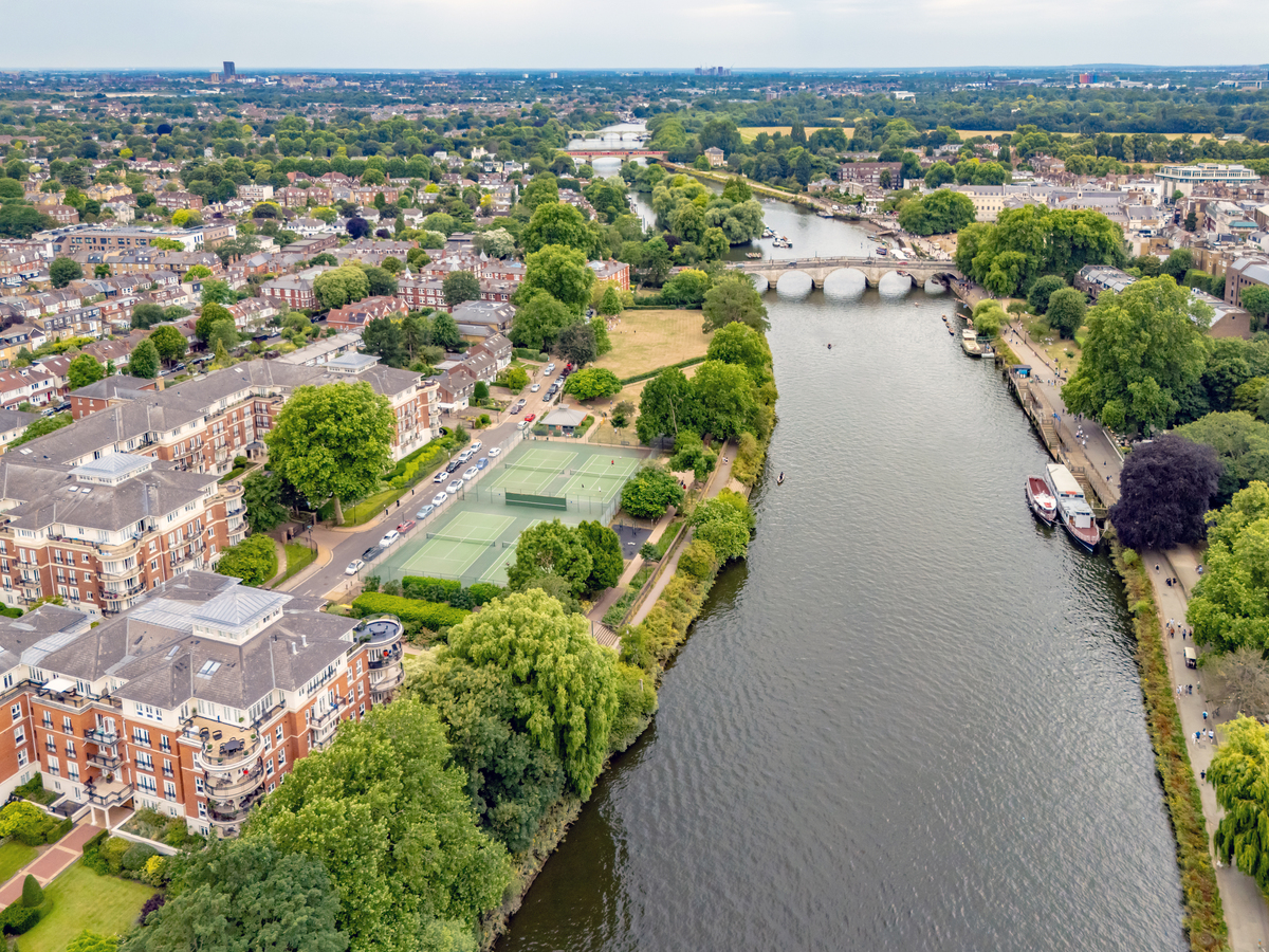 ________ is the longest river of Britain which originates in Wales and flows through western EnglandAThe Severn RiverBThe River ThamesCThe Clyde RiverDLough Neagh从以上四个答案中选一个