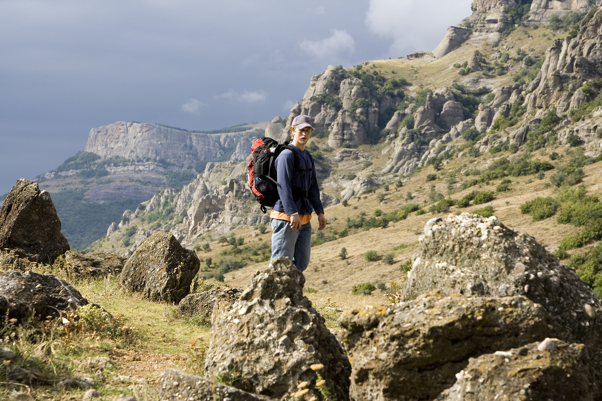 一个人去江西武功山是种什么样的体验 山脚的细雨 4小时上山伴随狂风暴雨 浑身湿透 登至山顶 打卡金顶 忽而一阵风 吹来了云海 高山草甸露出面容 夕阳宛如美人姗姗来迟 不虚此行 用英文回答