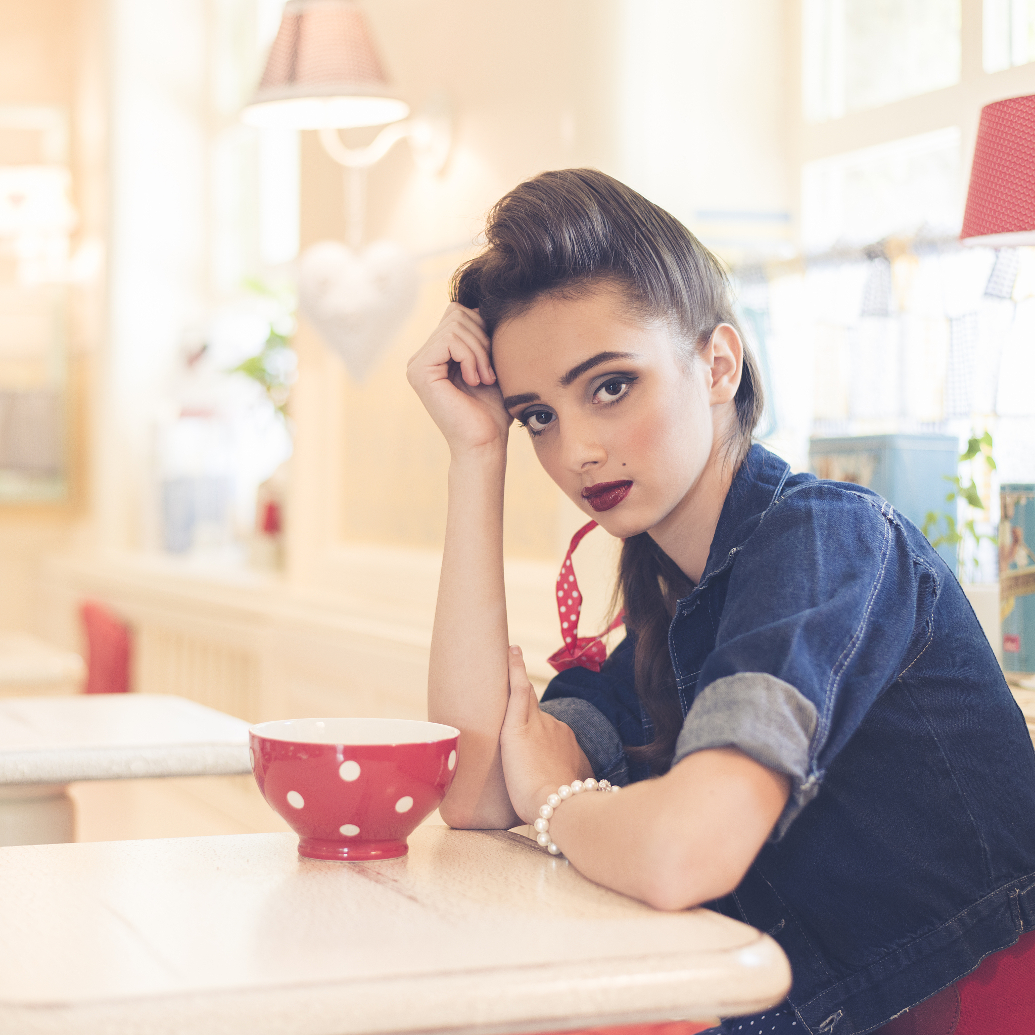 Freen Sarocha：泰国混血女星，演员、模特、歌手多栖发展