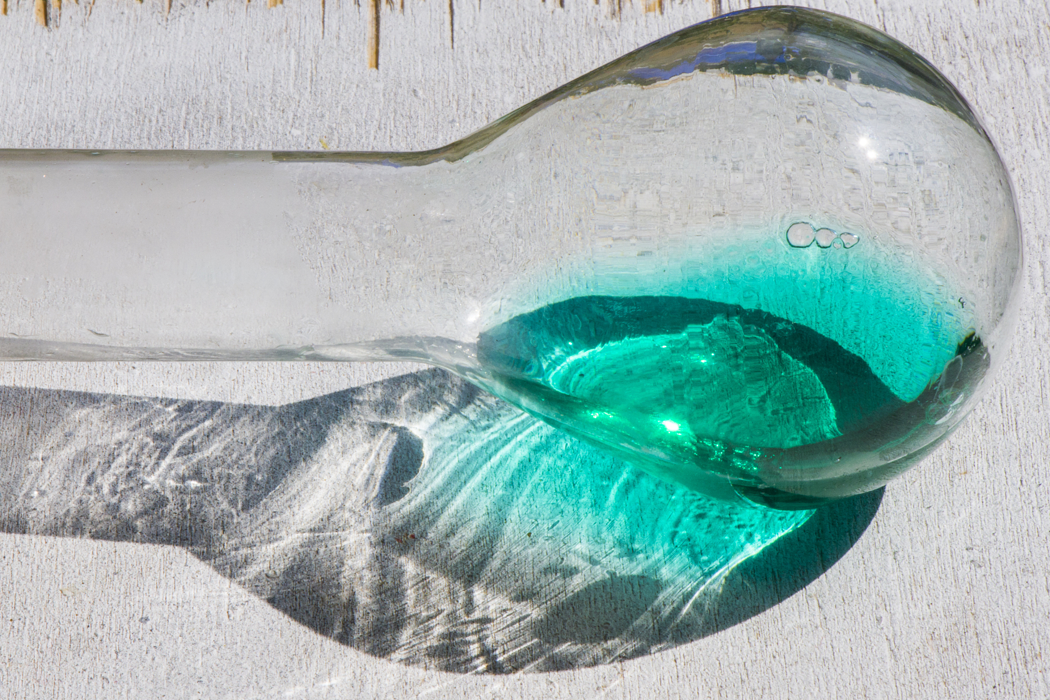 按照SCI要去润色这段话：The TmHoYAG crystal rod is housed within a glass tube and effectively cooled by water at 12 ℃ Deionized water flow though bonded copper heat sink to regulate the temperature of LD arrays