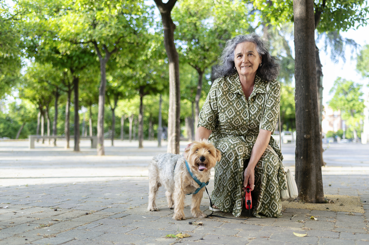 以宠物伴侣的陪伴对孤独老人的重要性为题写一篇1100文章