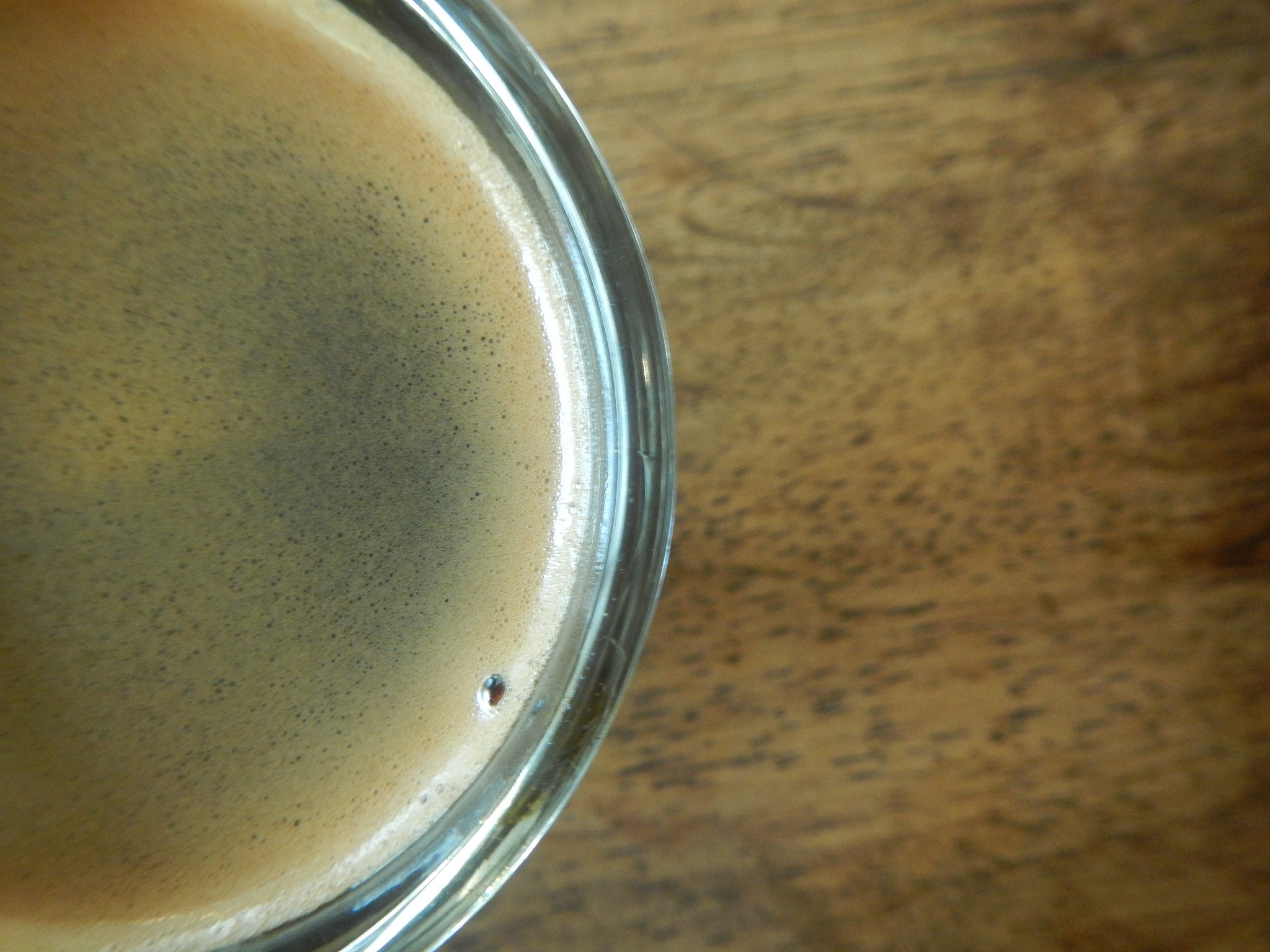 光亮带浸水发黑的原因：氧化和电化学反应